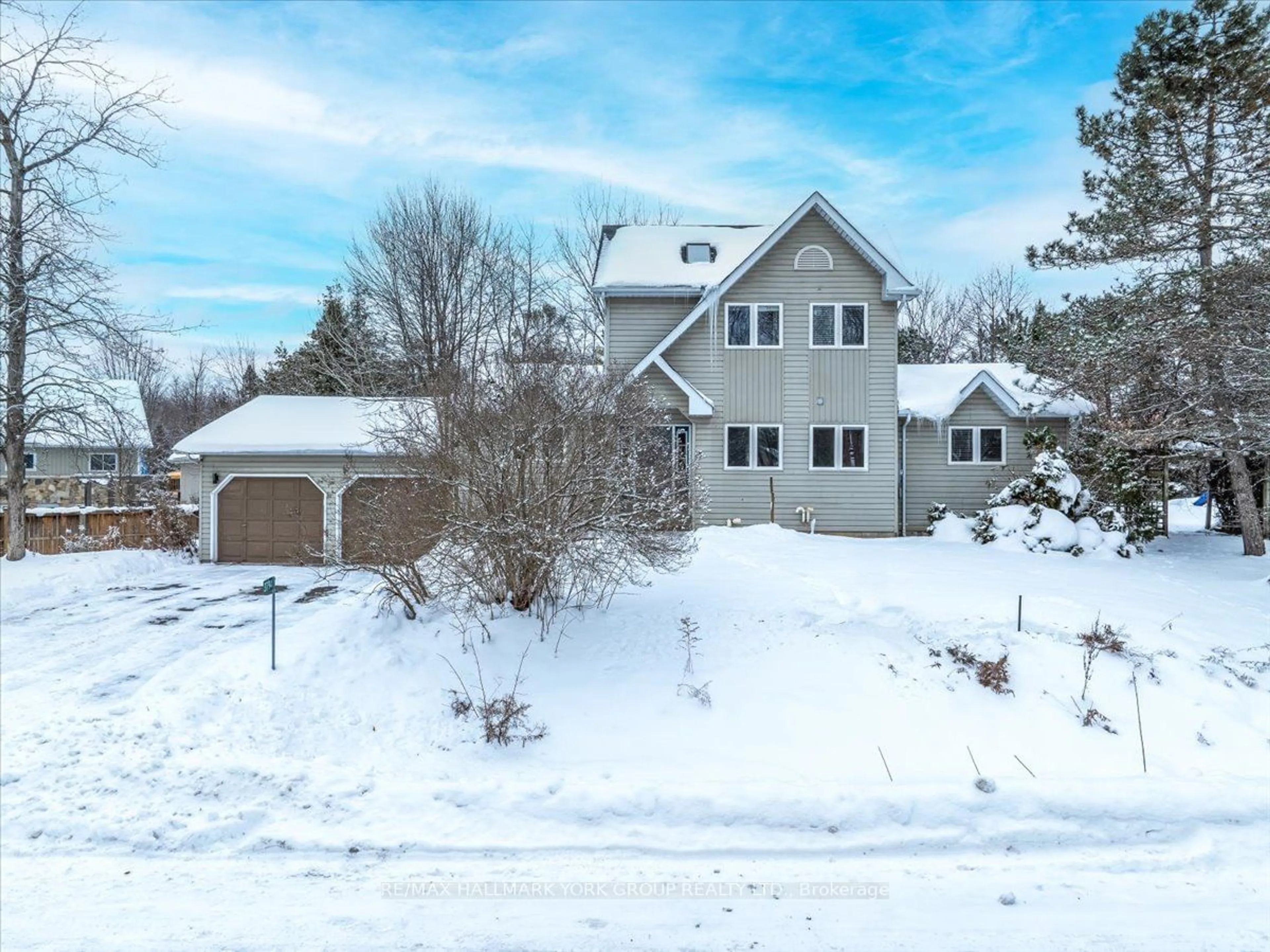 A pic from outside/outdoor area/front of a property/back of a property/a pic from drone, street for 3794 East St, Innisfil Ontario L9S 2L9