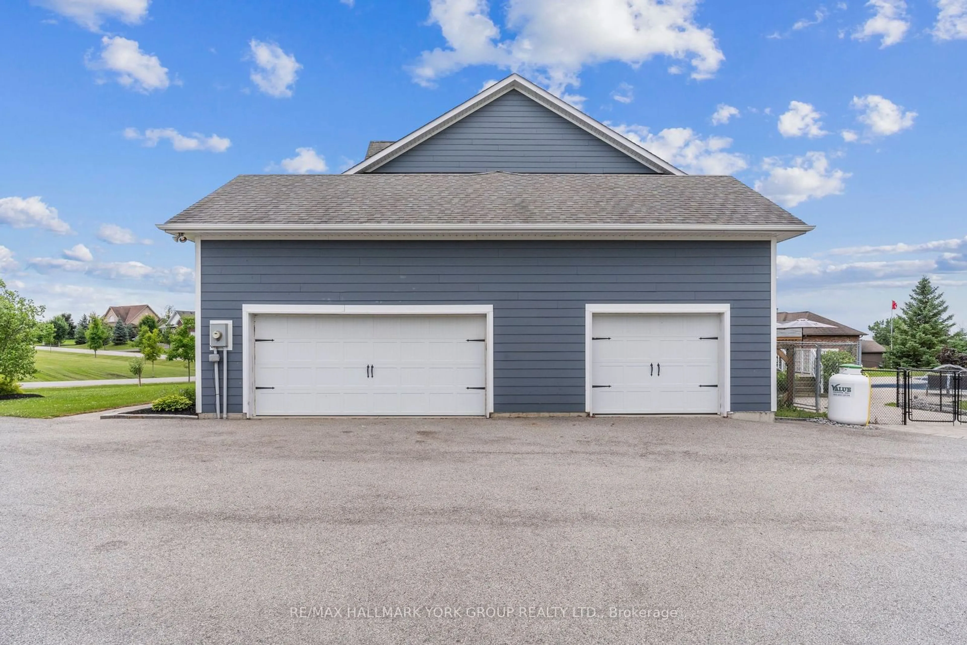 Indoor garage for 27 Bagshaw Cres, Uxbridge Ontario L9P 0A9