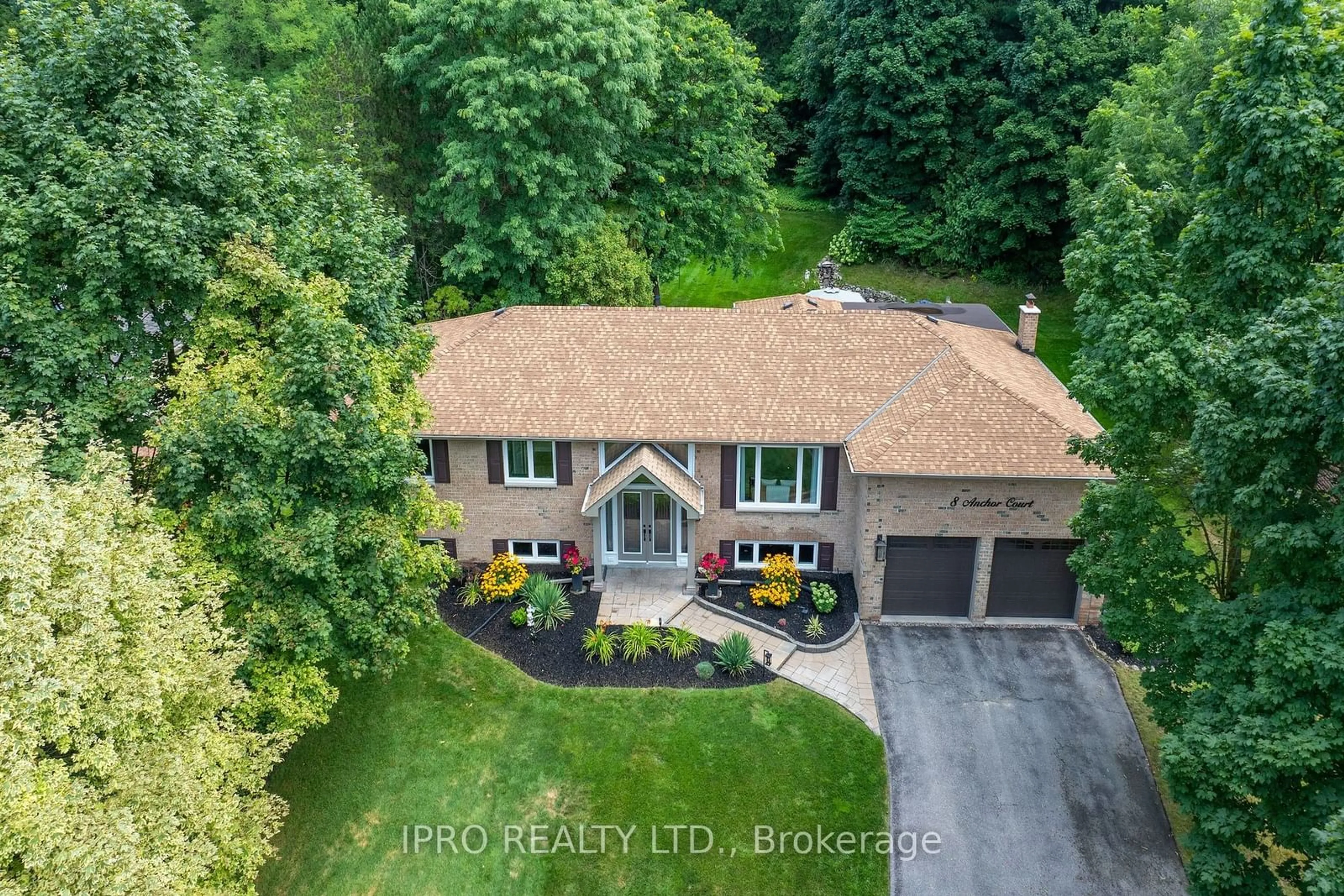 A pic from outside/outdoor area/front of a property/back of a property/a pic from drone, street for 8 Anchor Crt, East Gwillimbury Ontario L9N 1G1