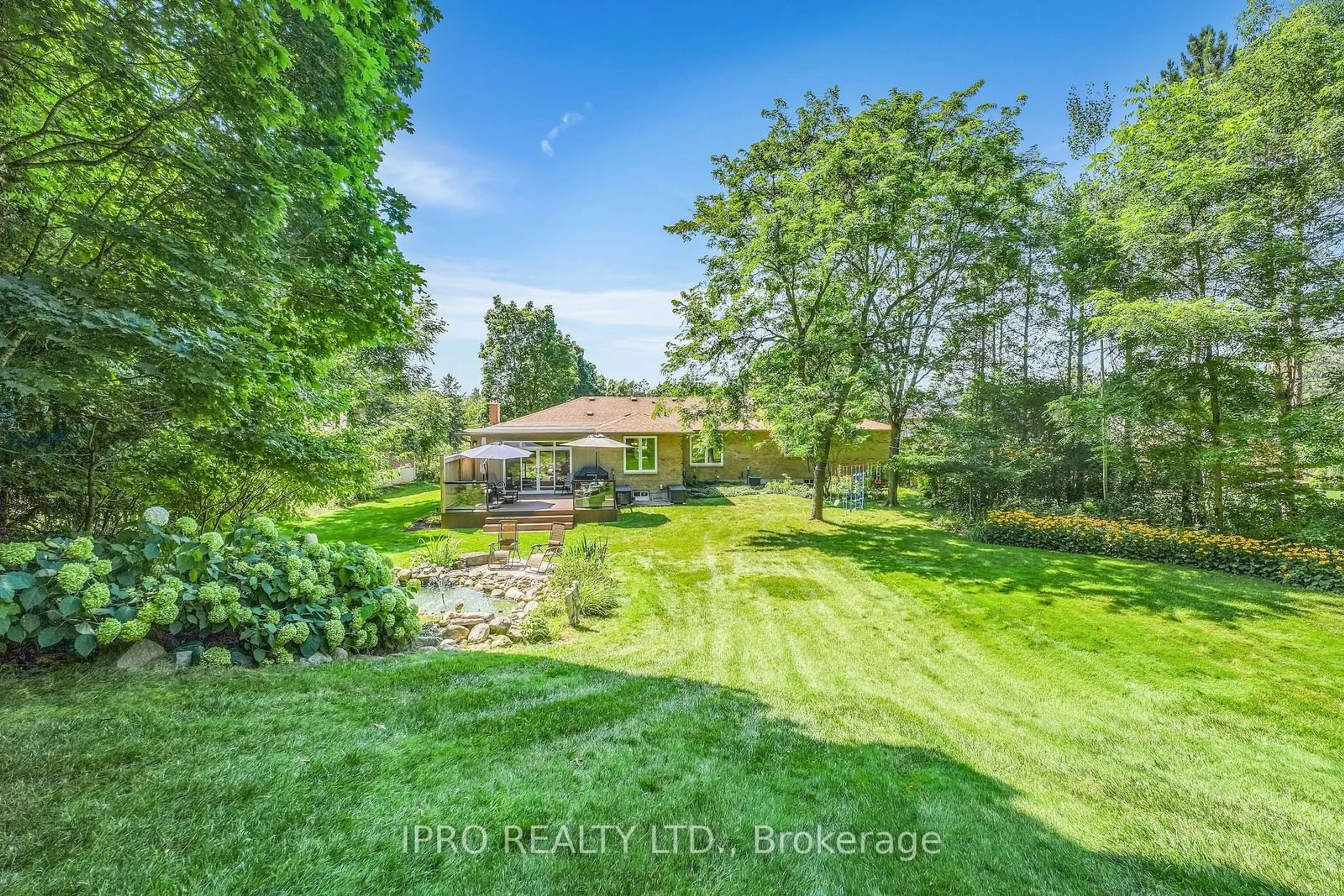 A pic from outside/outdoor area/front of a property/back of a property/a pic from drone, water/lake/river/ocean view for 8 Anchor Crt, East Gwillimbury Ontario L9N 1G1