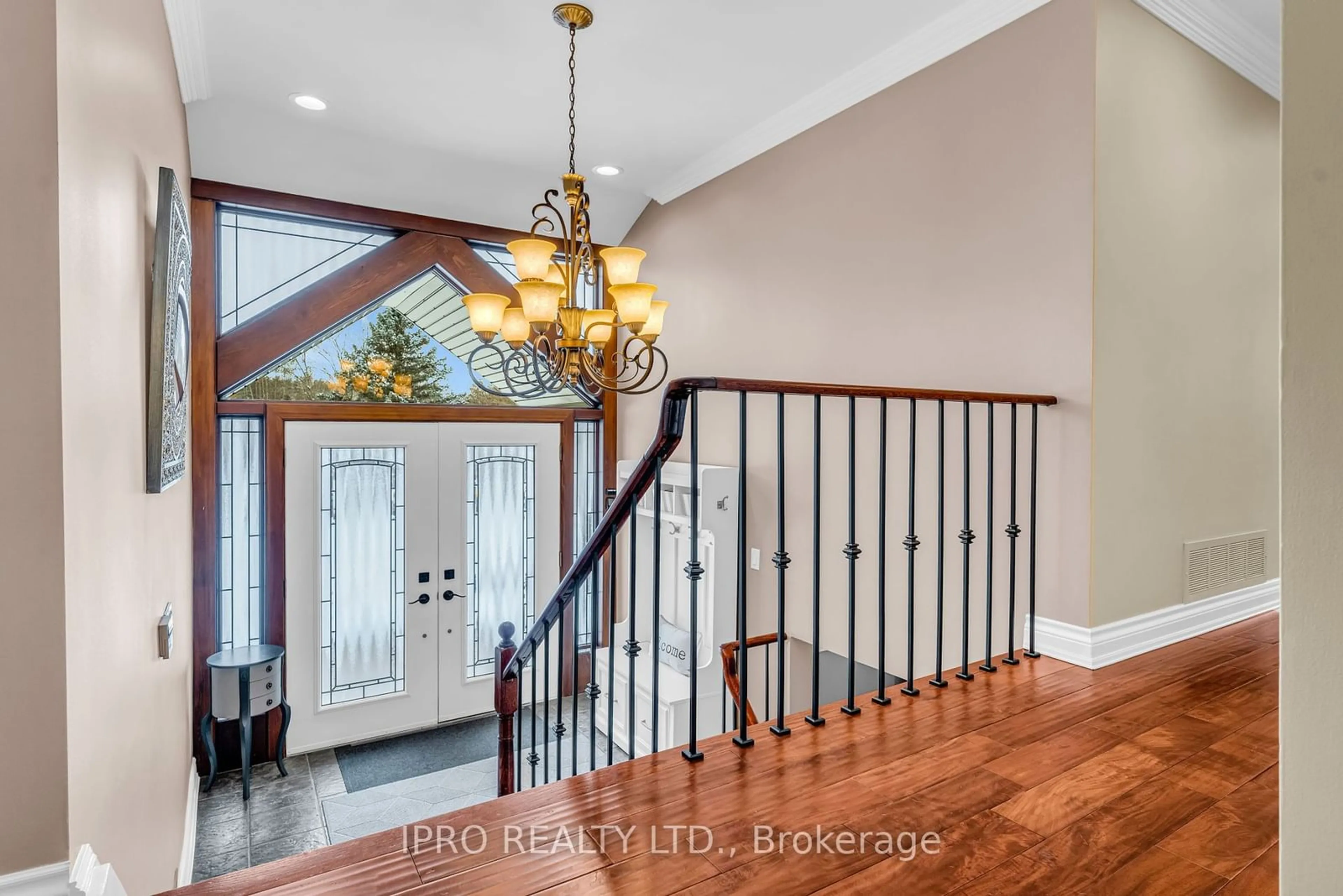 Indoor entryway for 8 Anchor Crt, East Gwillimbury Ontario L9N 1G1