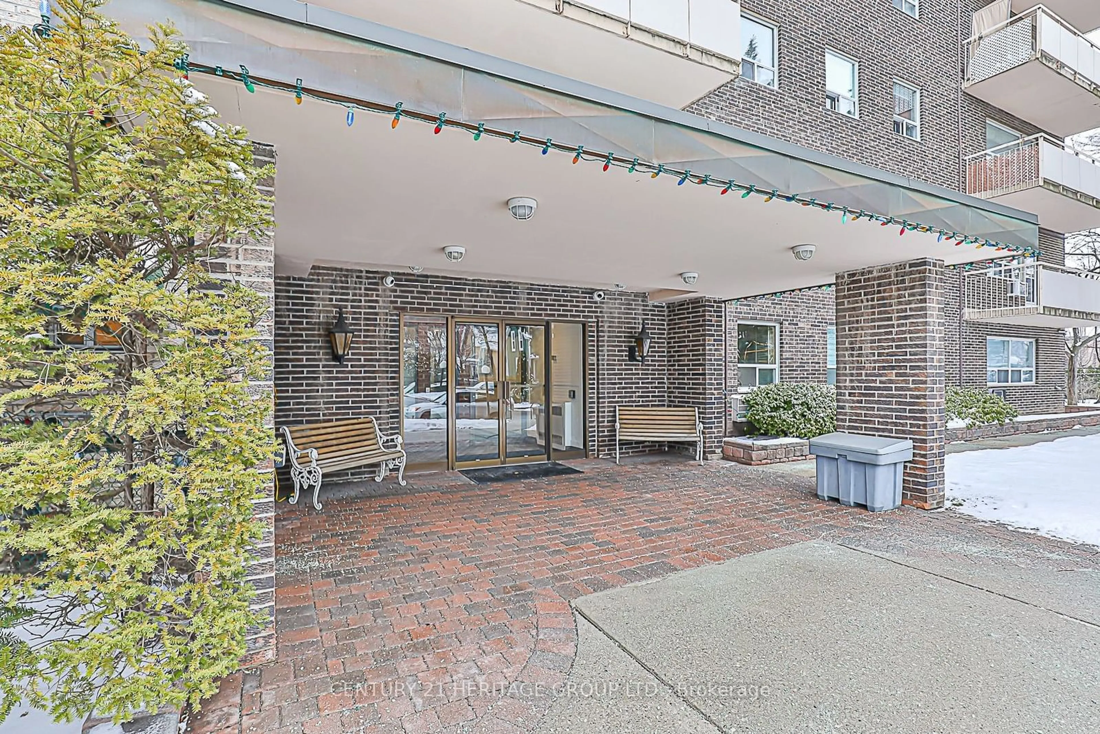 Patio, building for 67 Richmond St #304, Richmond Hill Ontario L4C 3Y3