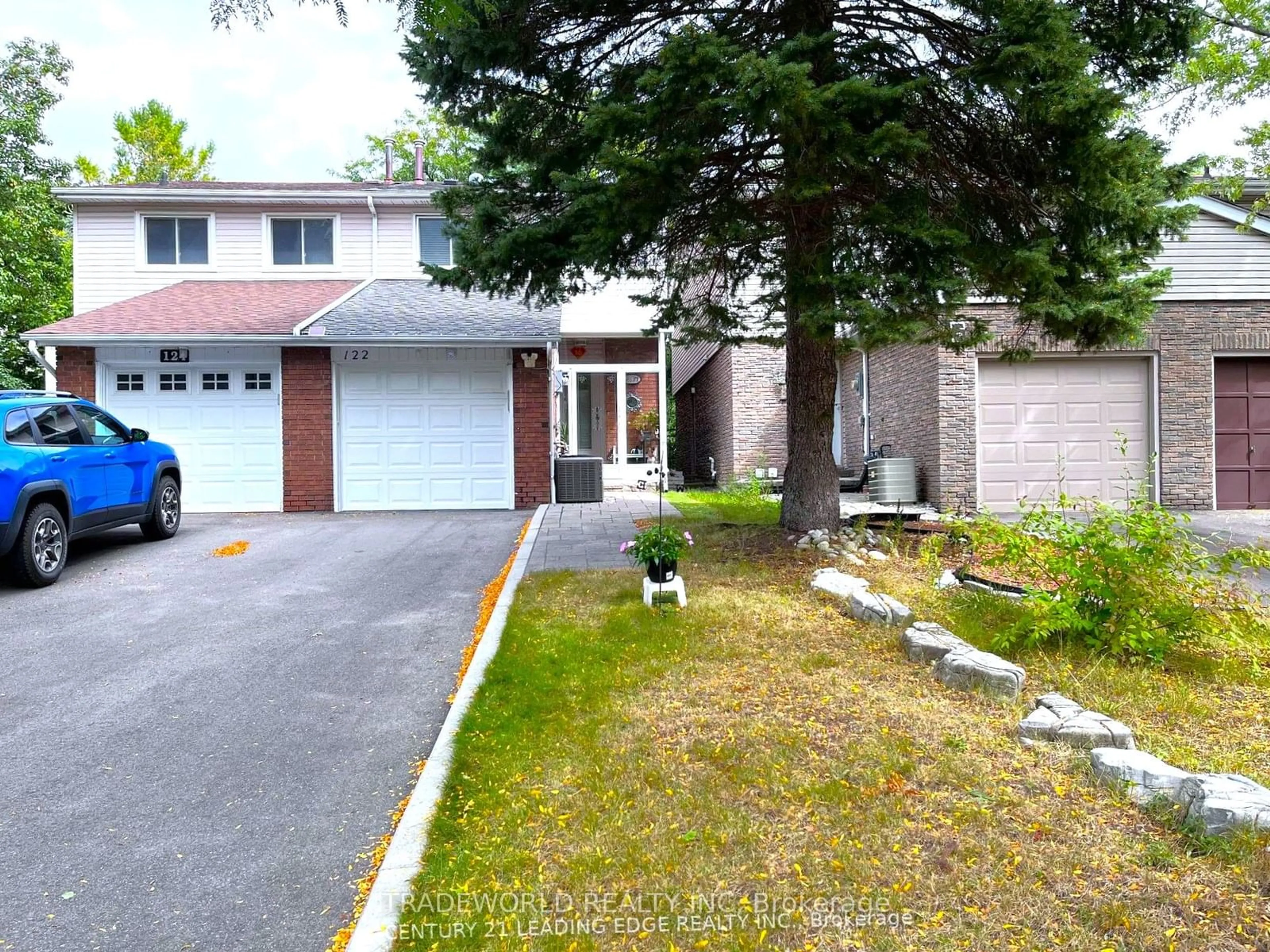 A pic from outside/outdoor area/front of a property/back of a property/a pic from drone, street for 122 Tamarack Dr, Markham Ontario L3T 4X4