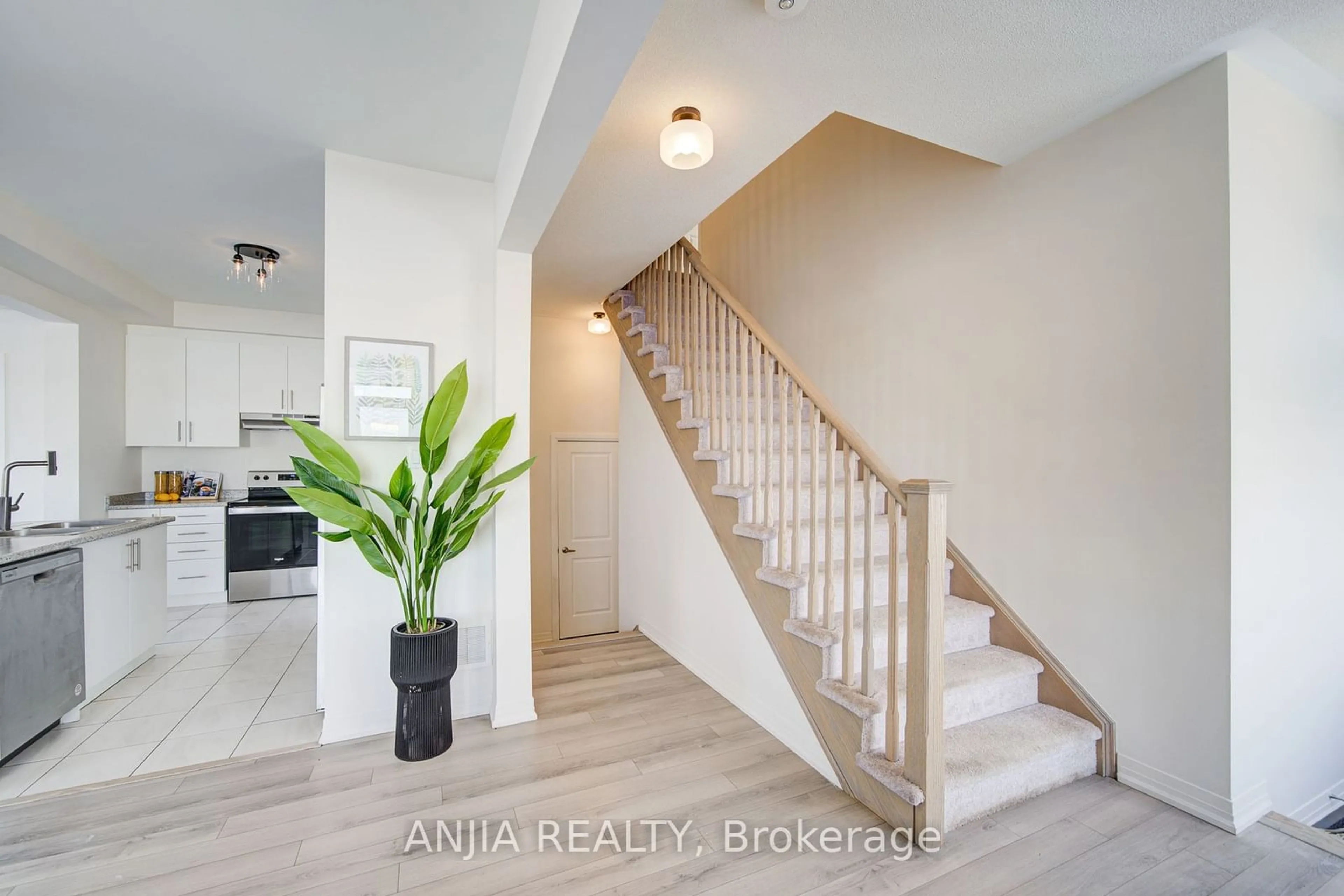 Indoor entryway for 111 Carneros Way, Markham Ontario L6B 1R2