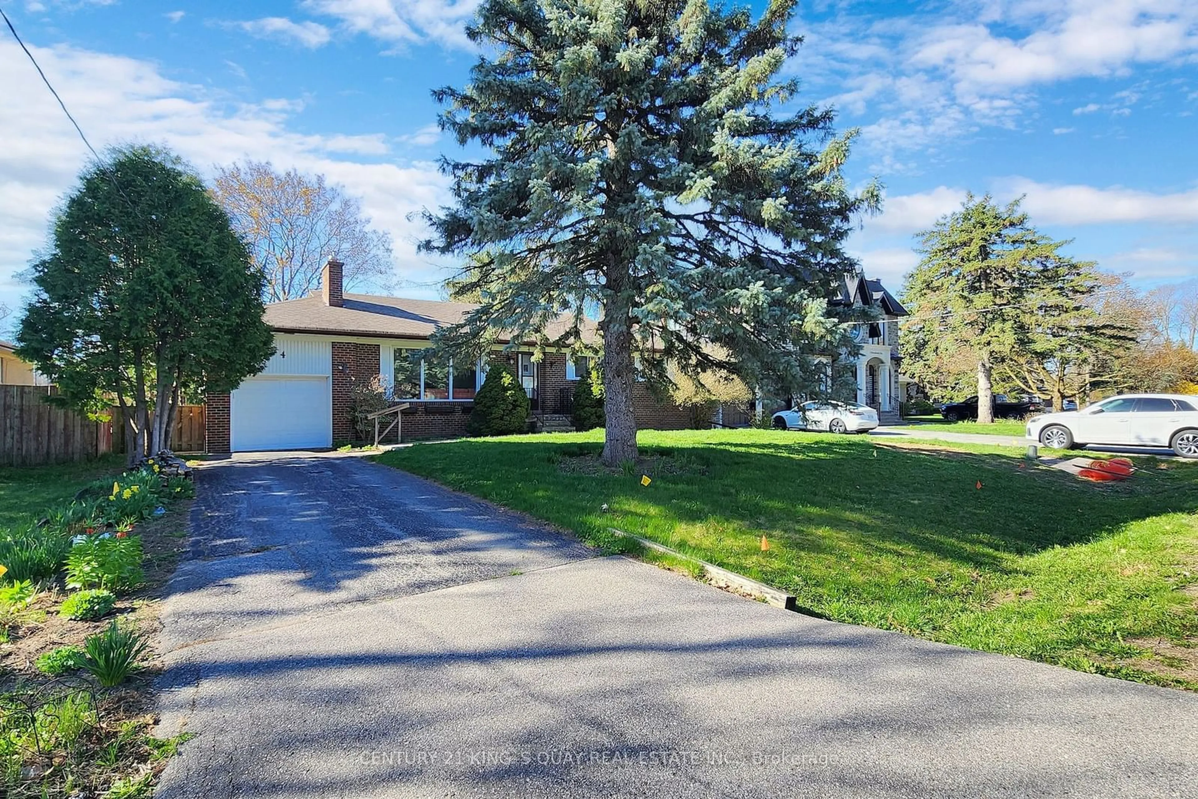 A pic from outside/outdoor area/front of a property/back of a property/a pic from drone, street for 4 Honeybourne Cres, Markham Ontario L3P 1P3