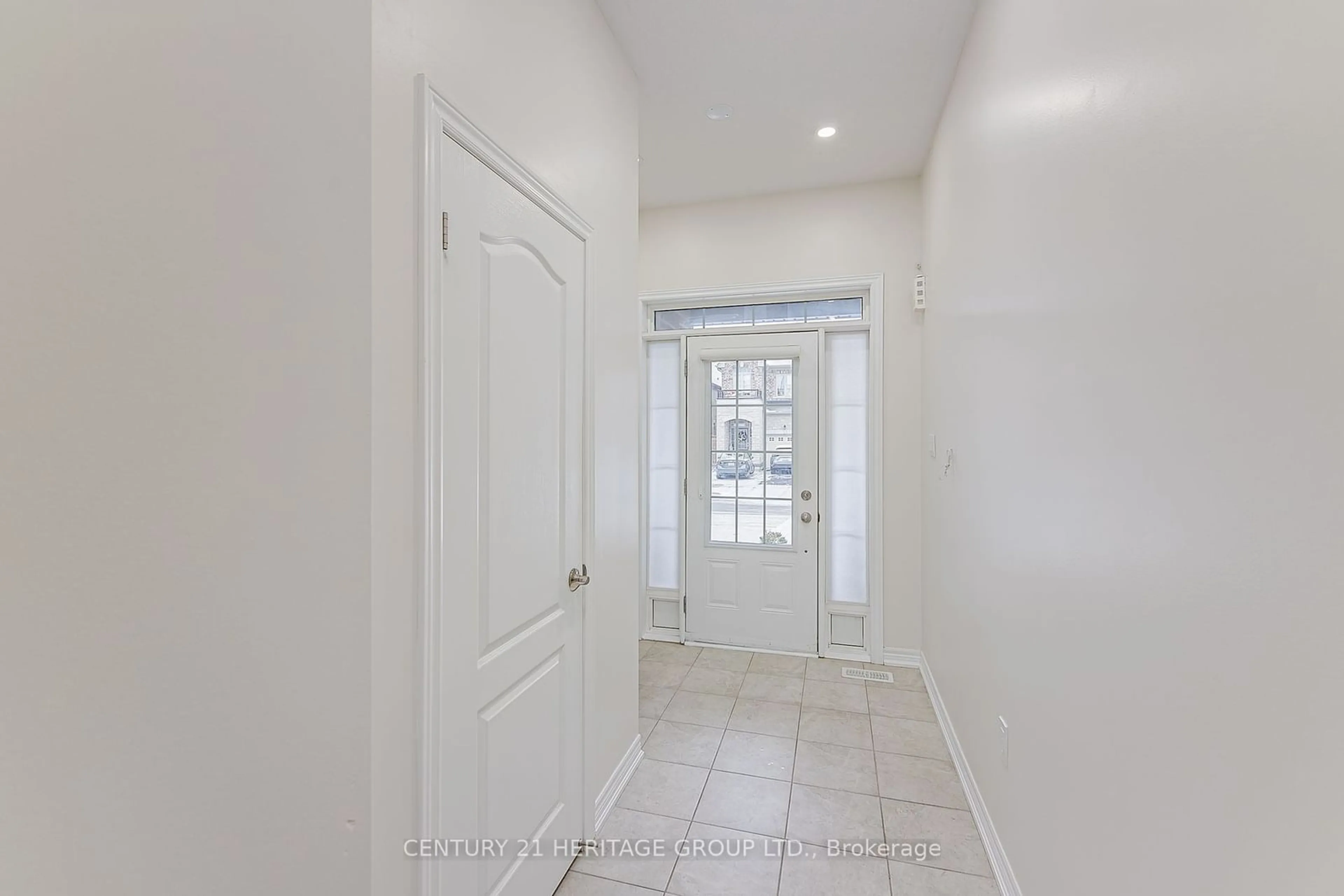 Indoor entryway for 68 Walter Proctor Rd, East Gwillimbury Ontario L9N 0N9