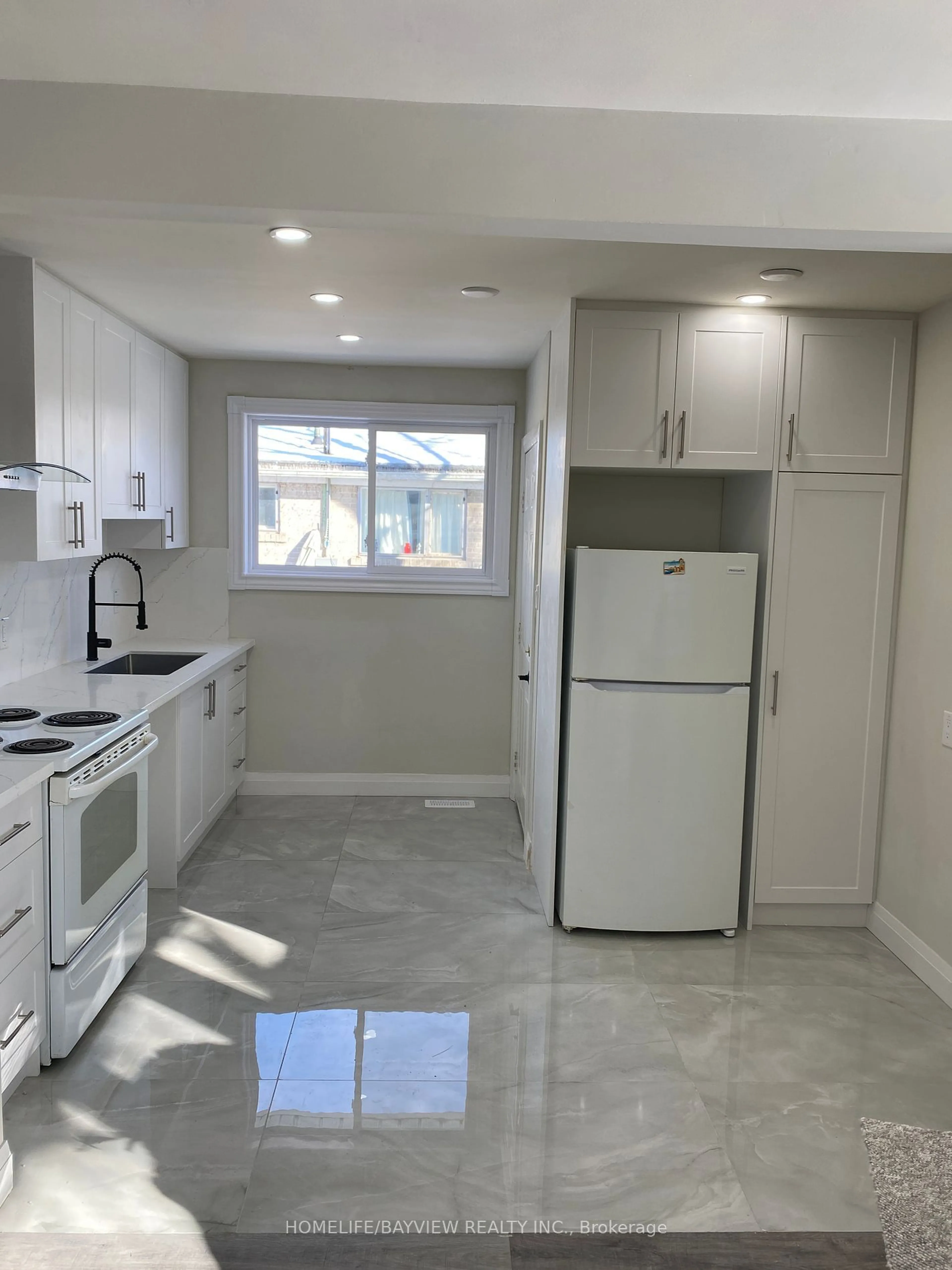 Standard kitchen, ceramic/tile floor for 245 Alsace Rd, Richmond Hill Ontario L4C 2W9