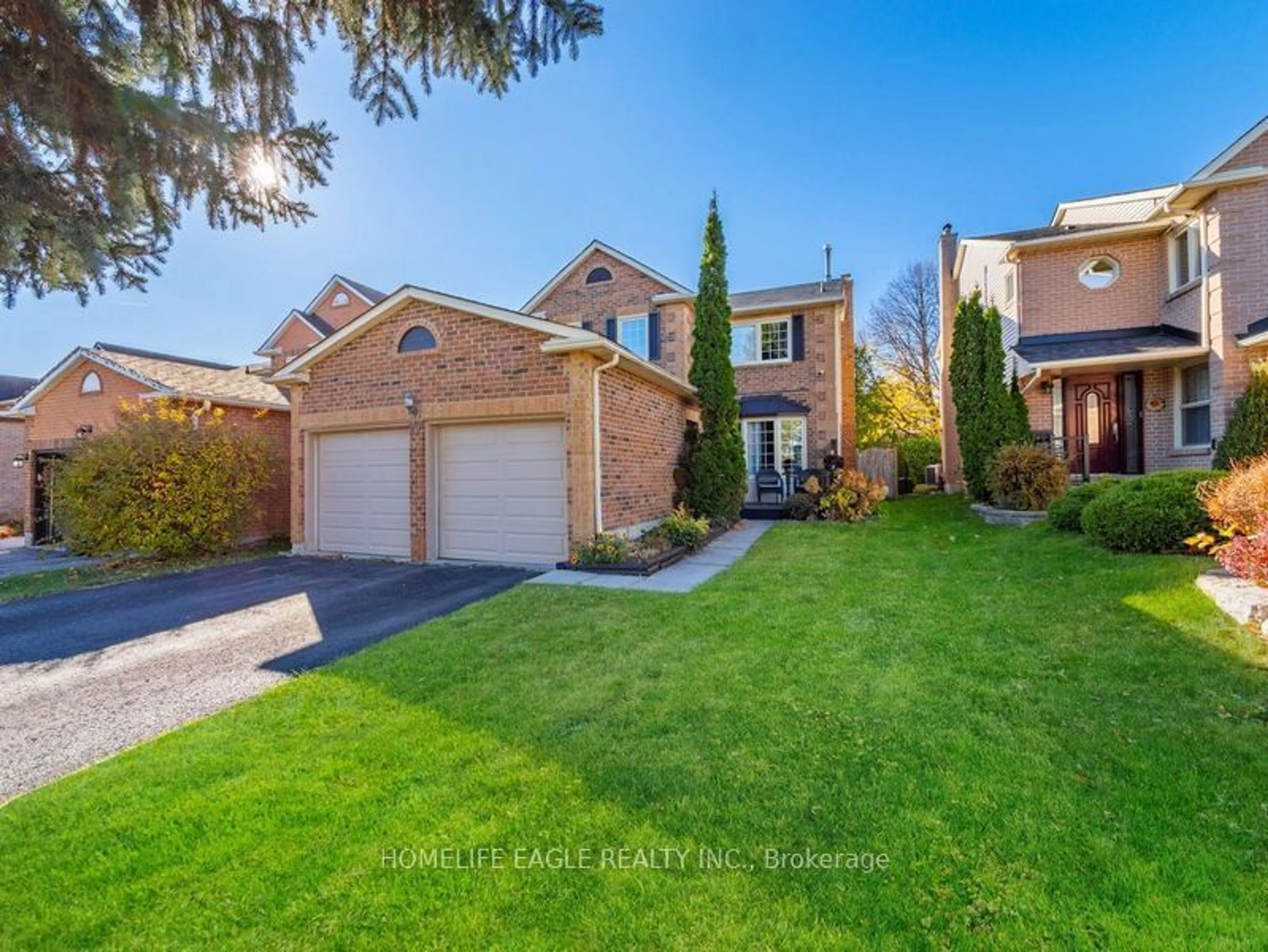 Home with brick exterior material, street for 17 Peevers Cres, Newmarket Ontario L3Y 7T5