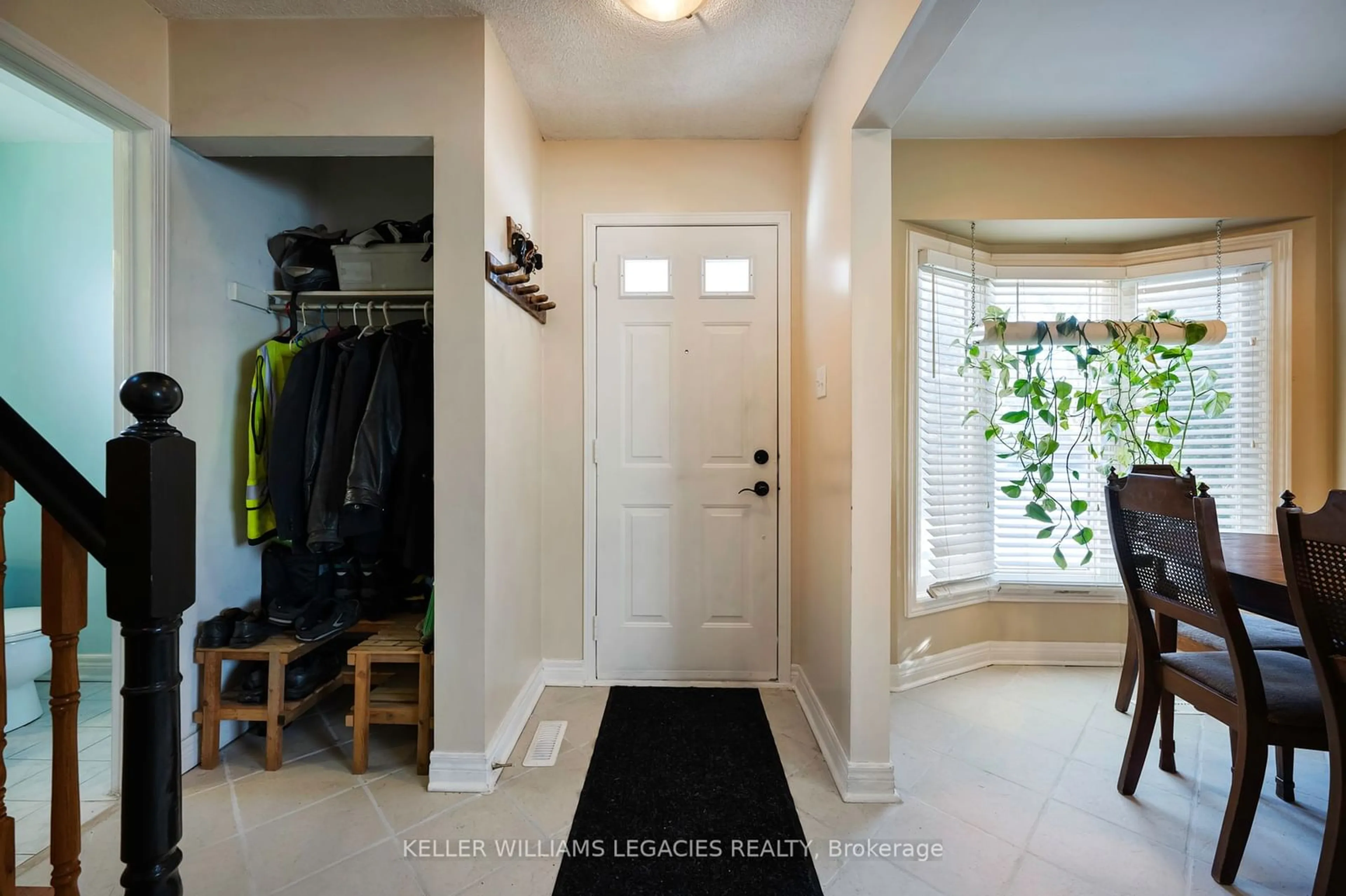 Indoor entryway for 462 Haines St, New Tecumseth Ontario L0G 1A0