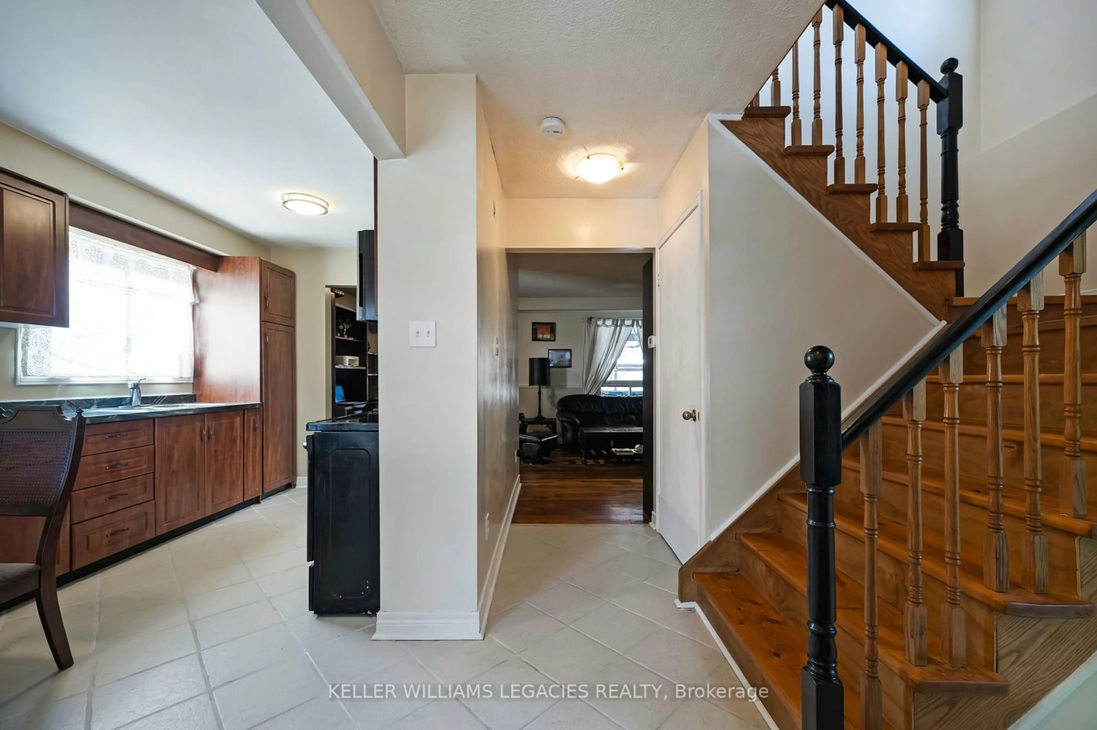 Indoor foyer for 462 Haines St, New Tecumseth Ontario L0G 1A0