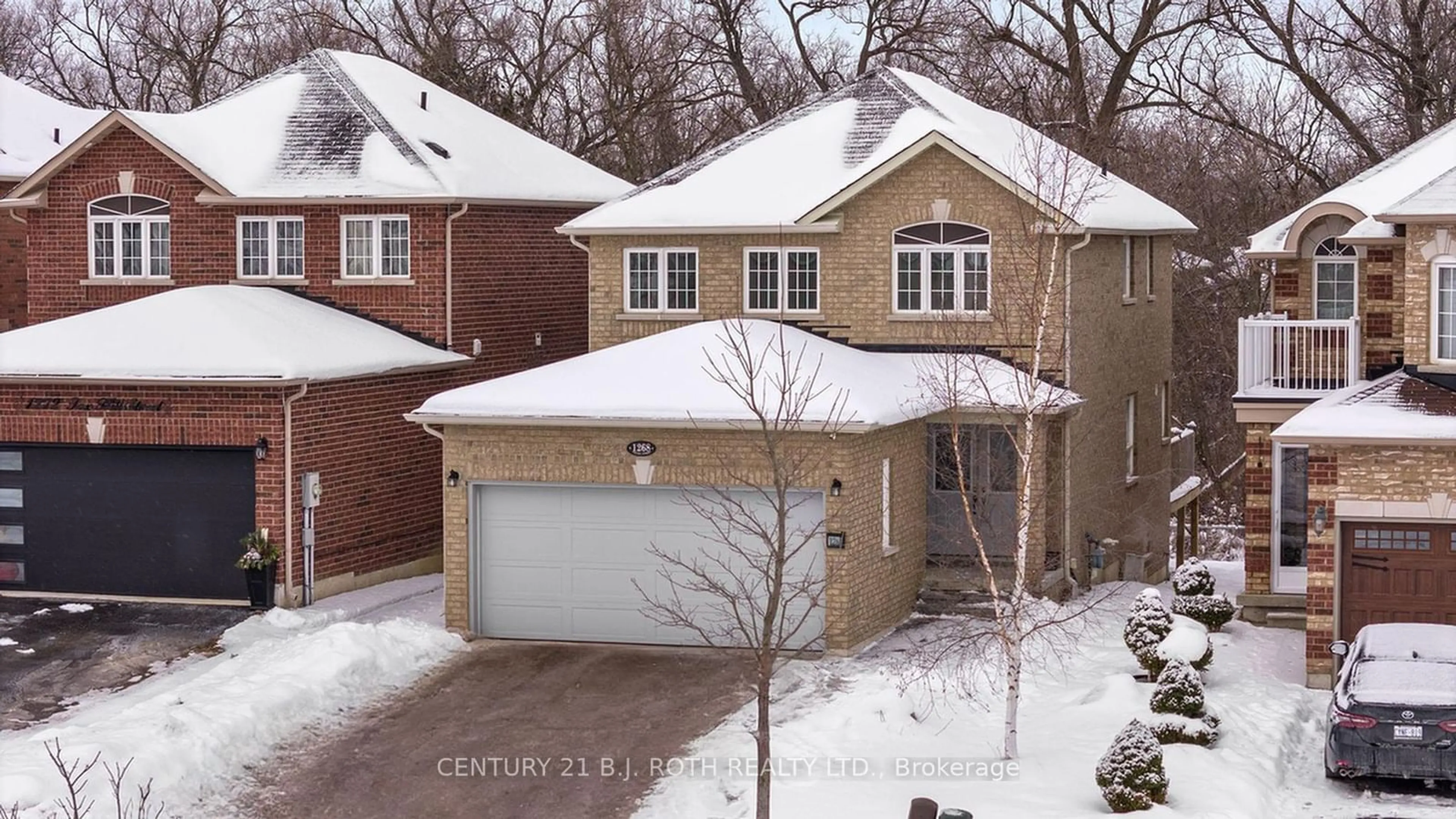 A pic from outside/outdoor area/front of a property/back of a property/a pic from drone, street for 1268 FOX HILL St, Innisfil Ontario L9S 4Y5