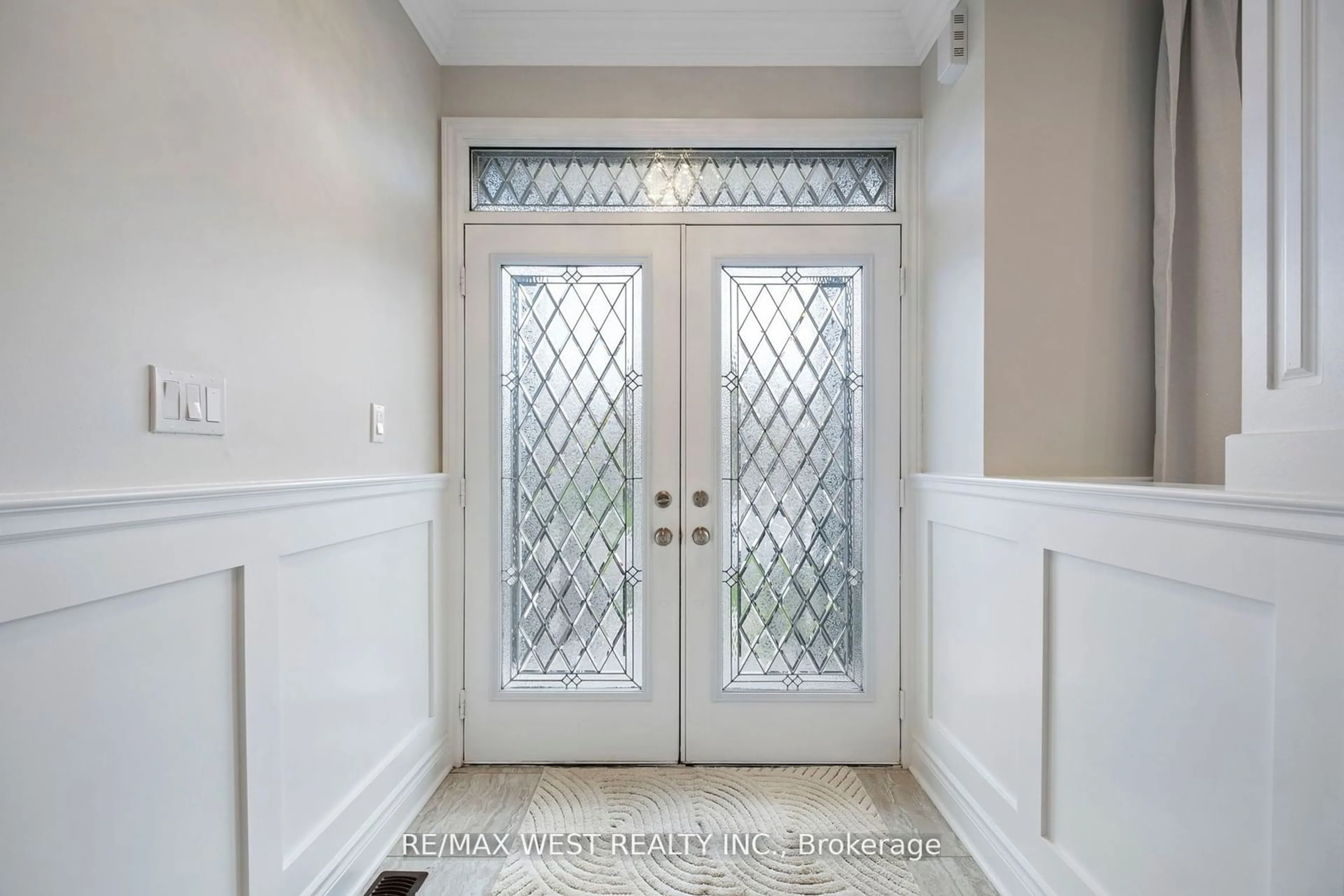 Indoor entryway for 64 Weaver Terr, New Tecumseth Ontario L0G 1W0