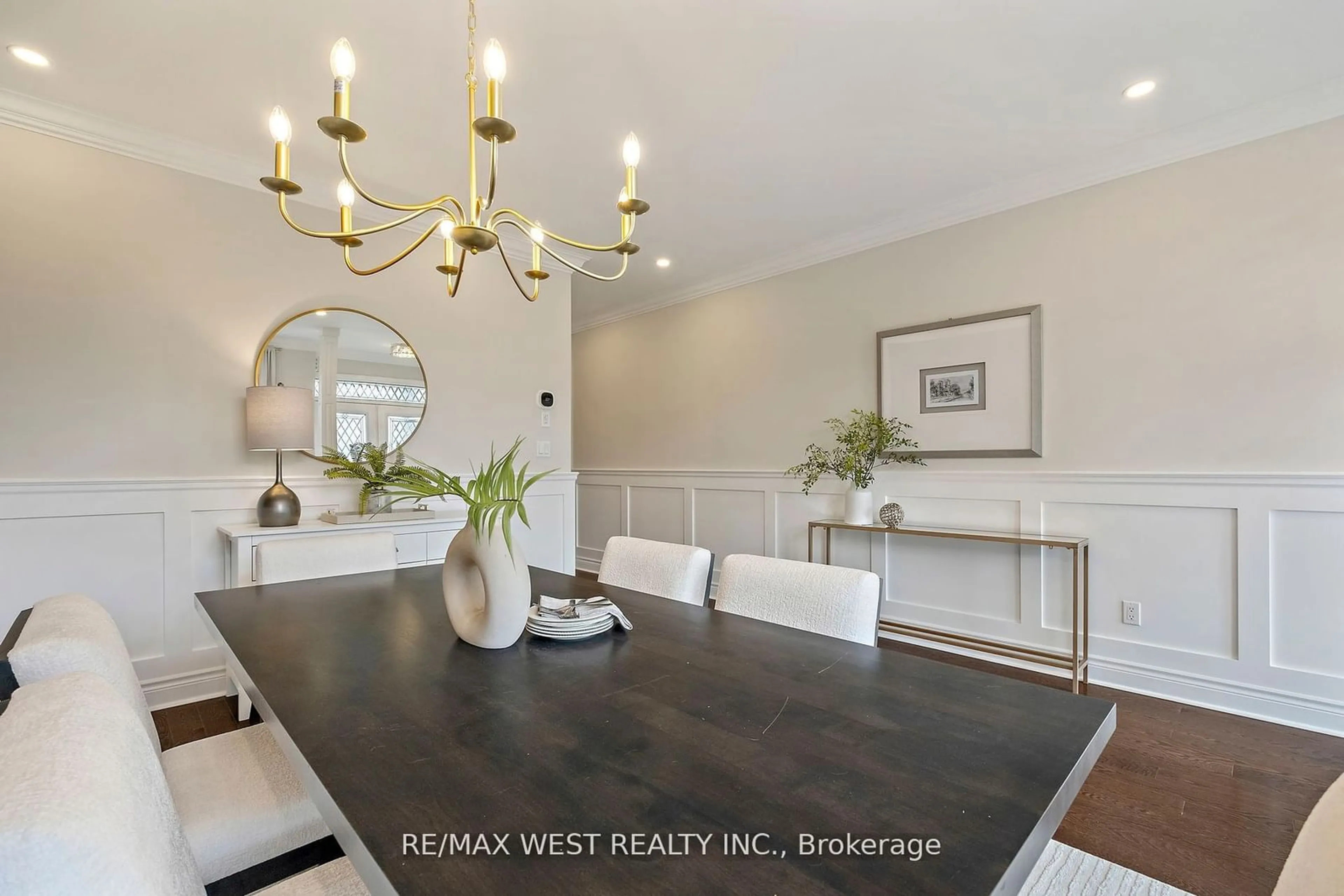 Dining room, wood/laminate floor for 64 Weaver Terr, New Tecumseth Ontario L0G 1W0