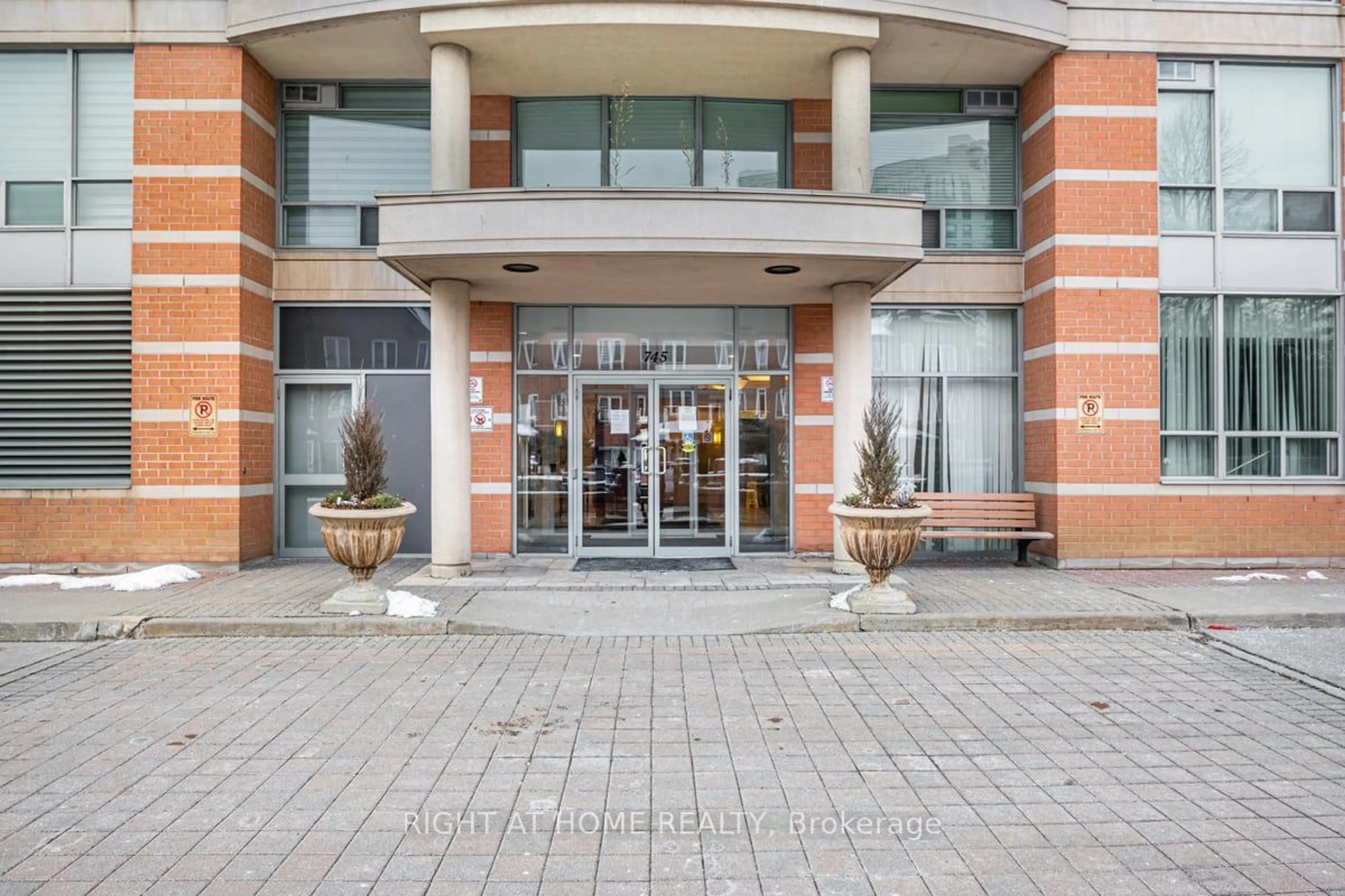 Indoor foyer for 745 New Westminster Dr #606, Vaughan Ontario L4J 8J9