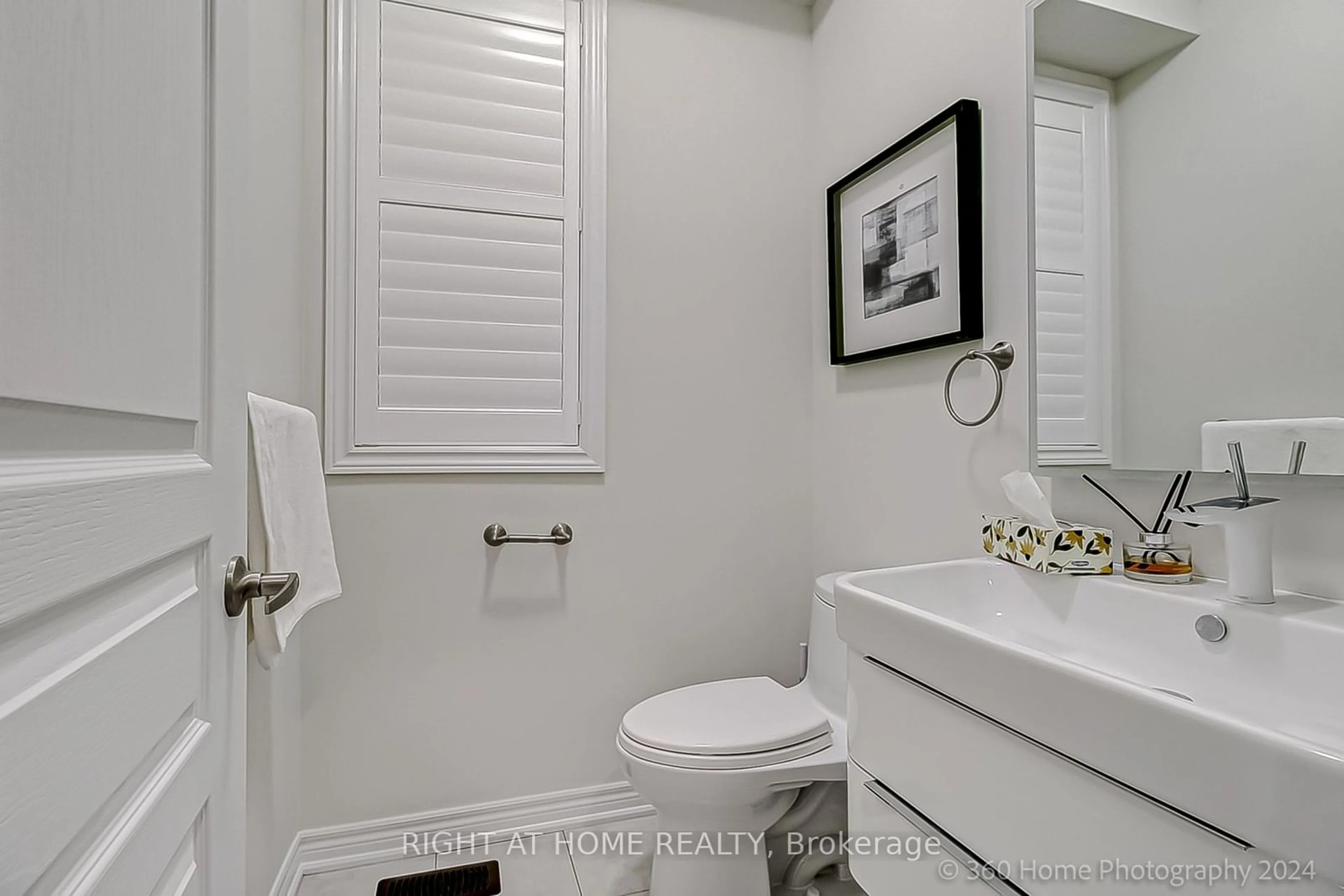 Standard bathroom, ceramic/tile floor for 102 Wilfred Murison Ave, Markham Ontario L6C 0S9