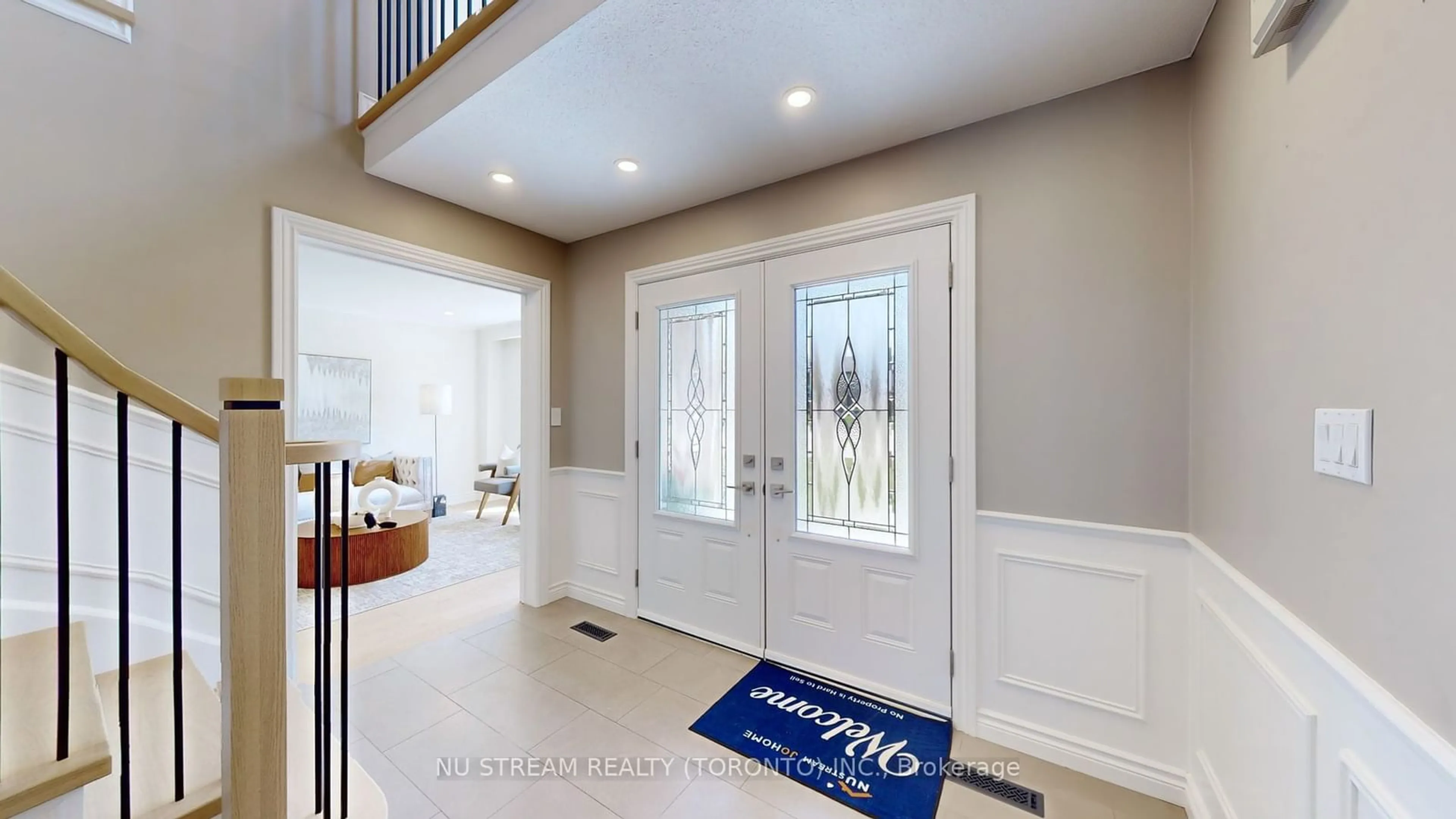 Indoor entryway for 1055 Easthill Crt, Newmarket Ontario L3Y 5V4