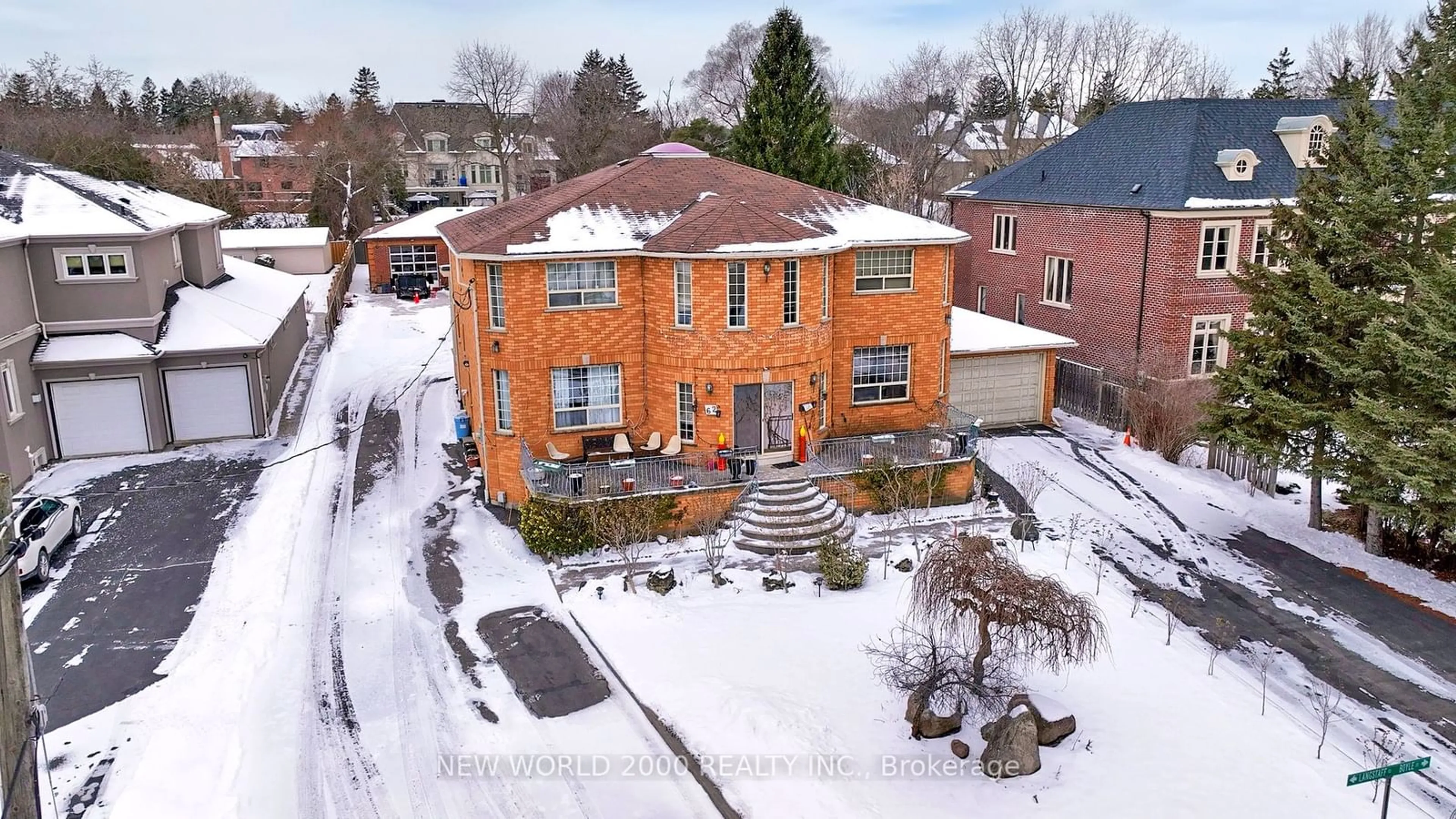 A pic from outside/outdoor area/front of a property/back of a property/a pic from drone, street for 62 Langstaff Rd, Richmond Hill Ontario L4C 6N3