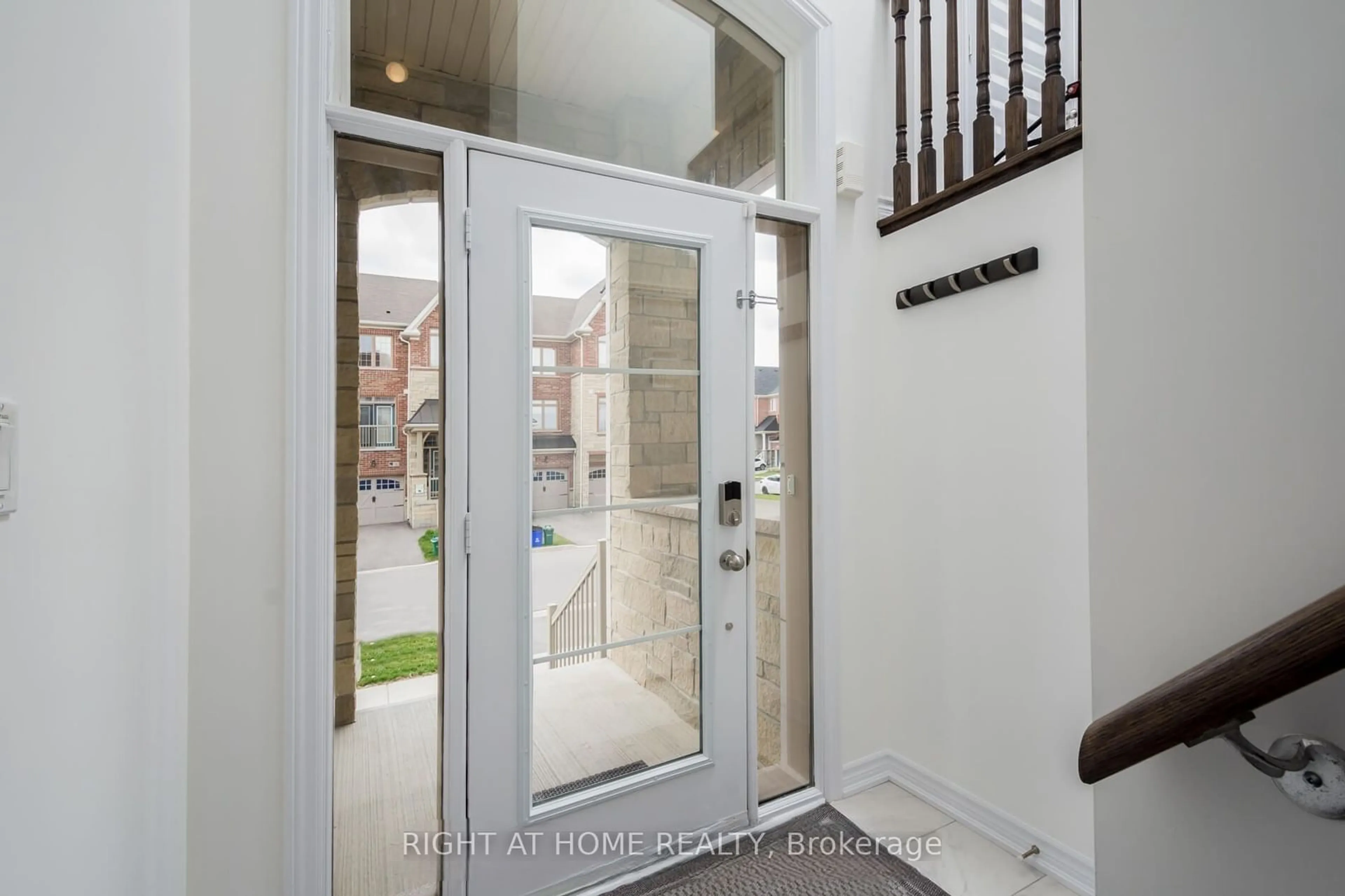 Indoor entryway for 137 Allegranza Ave, Vaughan Ontario L4L 1A6