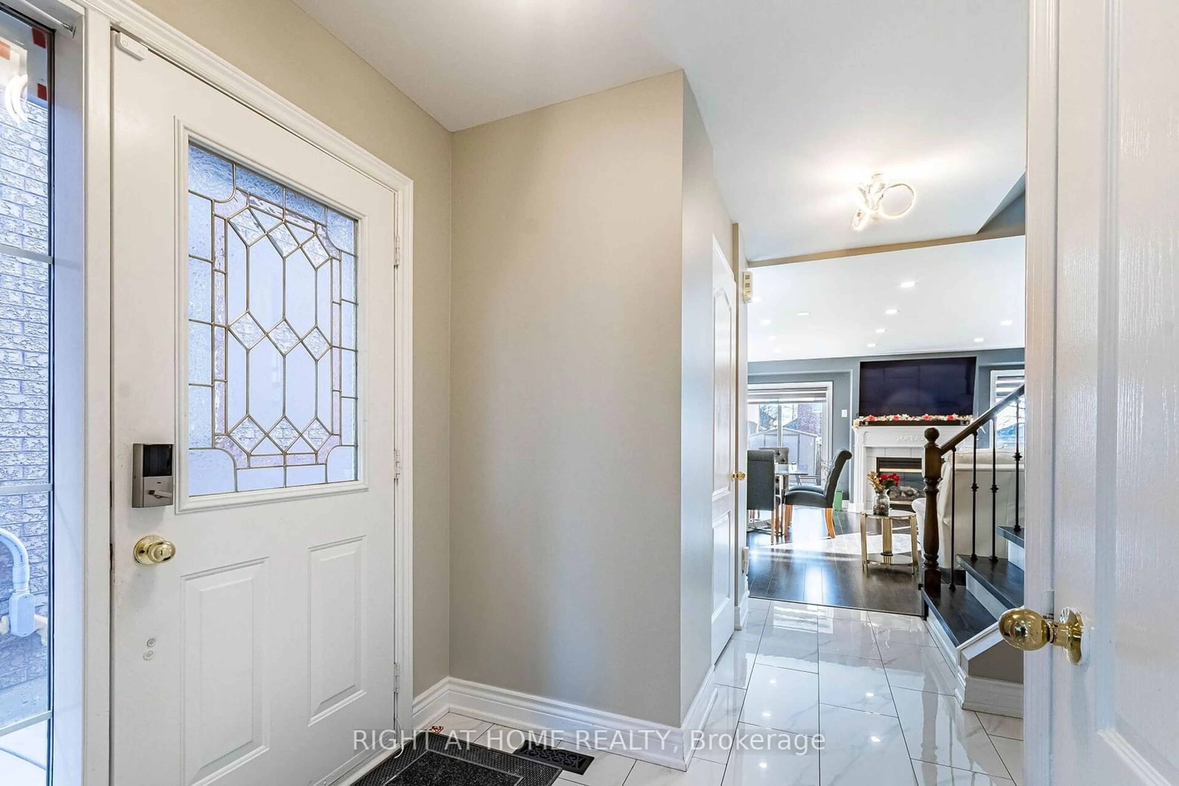 Indoor entryway for 11 Alanno Way, Vaughan Ontario L4H 1P8