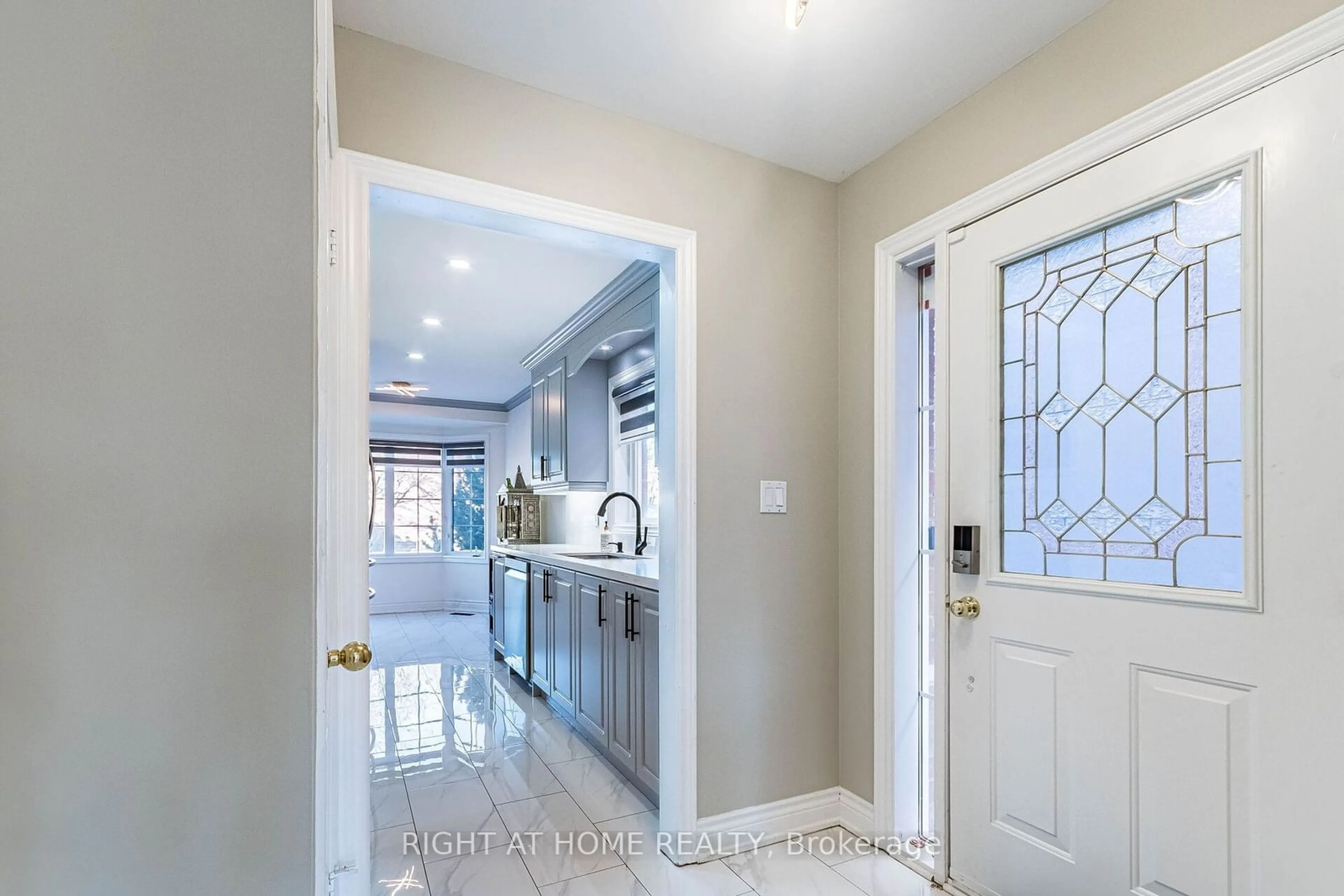 Indoor entryway for 11 Alanno Way, Vaughan Ontario L4H 1P8