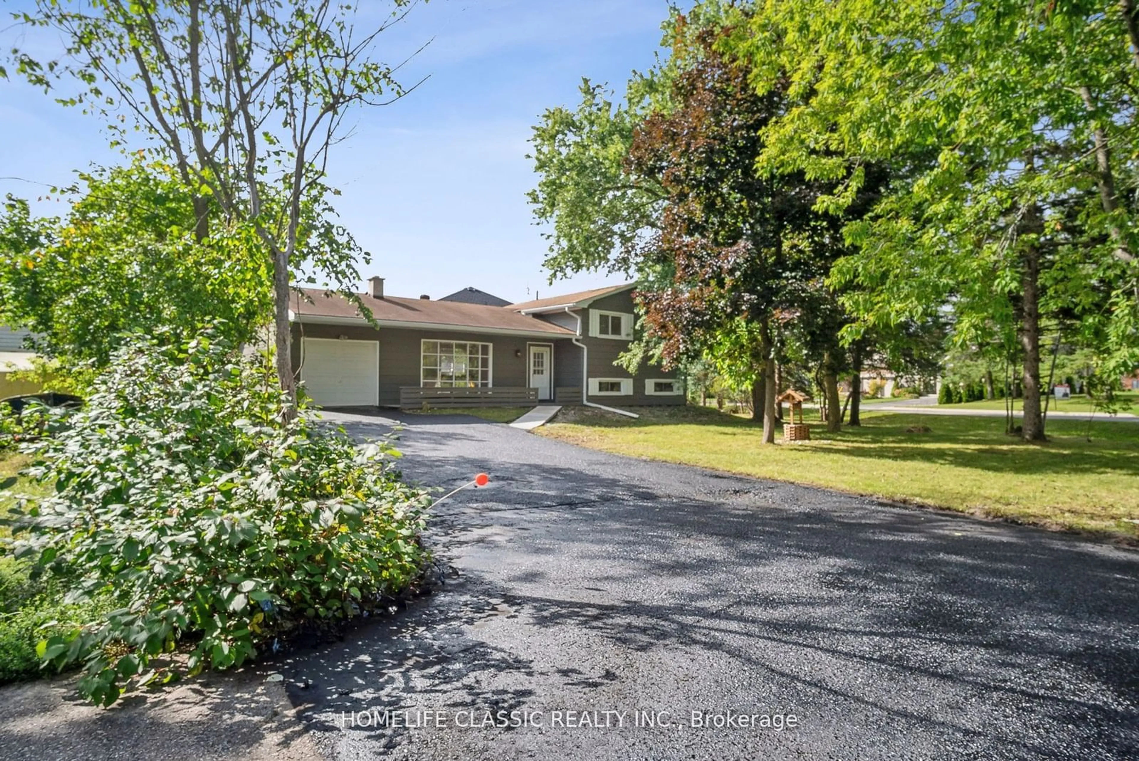 A pic from outside/outdoor area/front of a property/back of a property/a pic from drone, street for 1015 Westmount Ave, Innisfil Ontario L9S 1T6