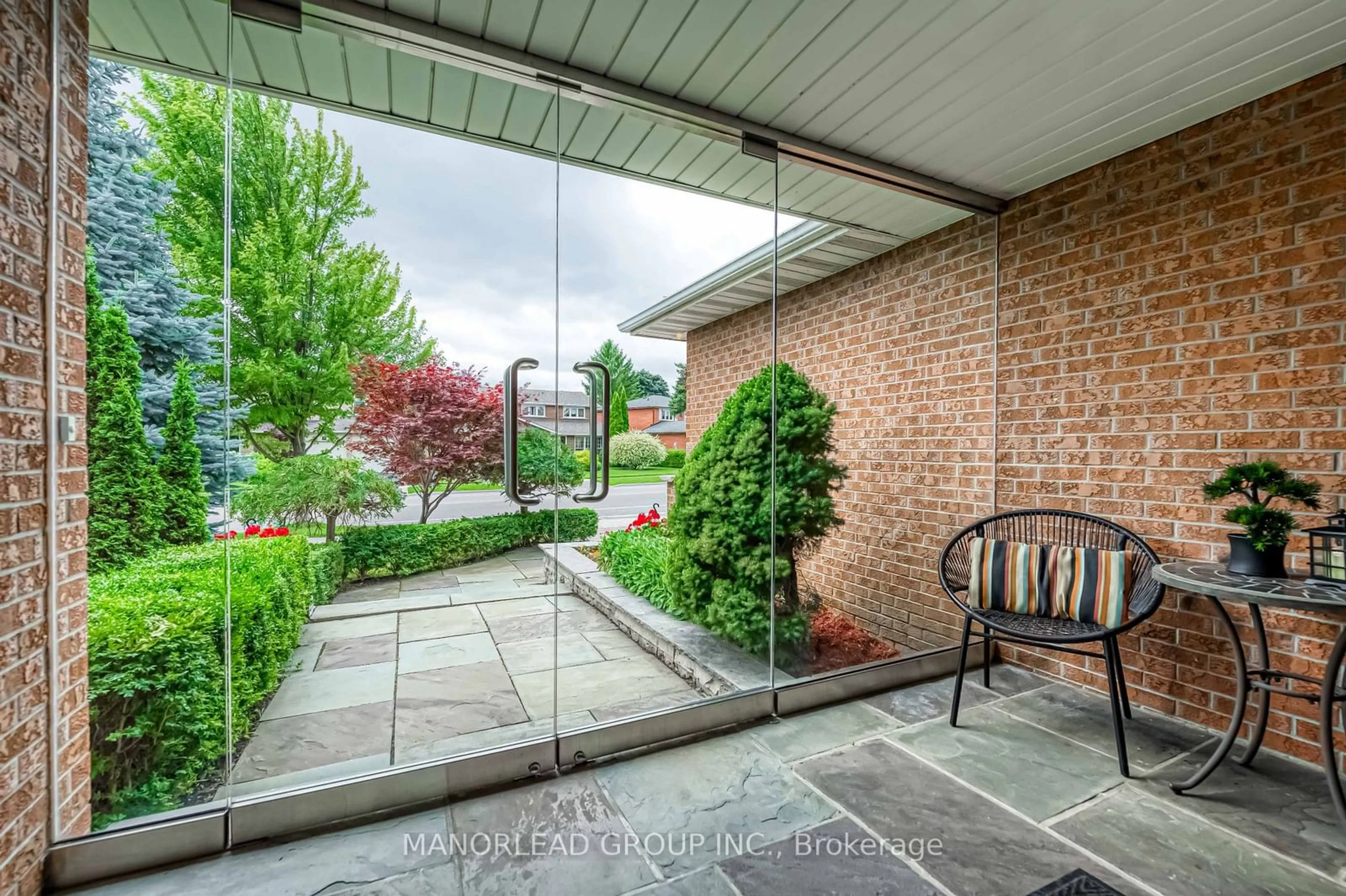 Patio, street for 102 Willowbrook Rd, Markham Ontario L3T 5P5