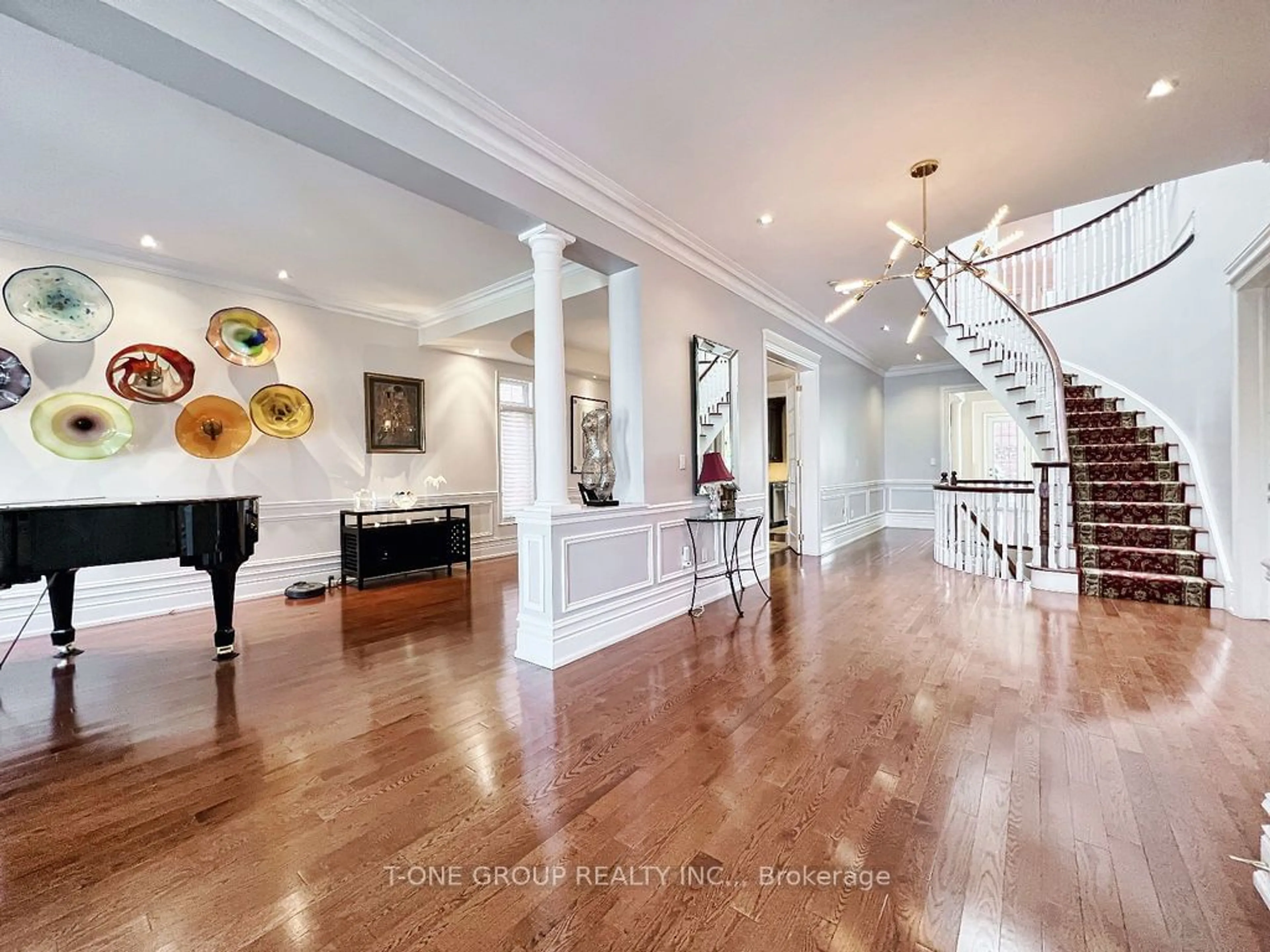 Indoor foyer for 253 Carlton Rd, Markham Ontario L3R 2A3