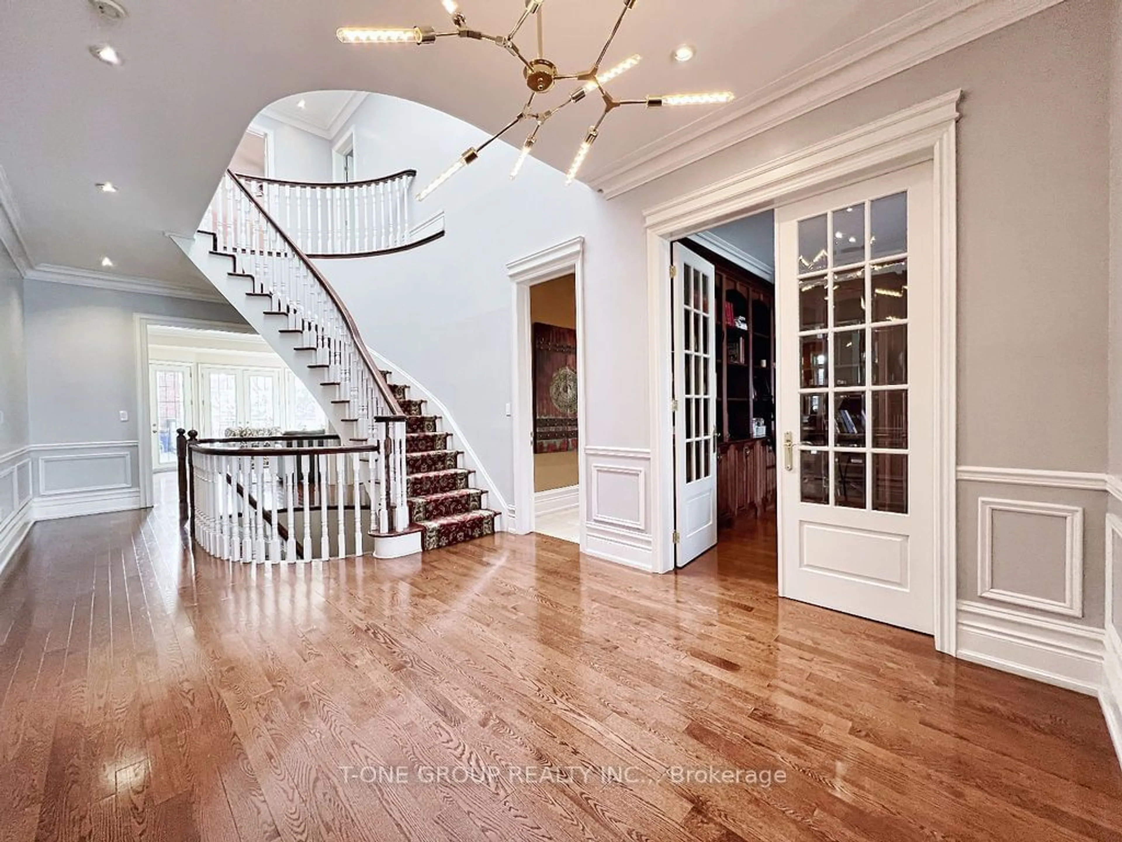 Indoor foyer for 253 Carlton Rd, Markham Ontario L3R 2A3