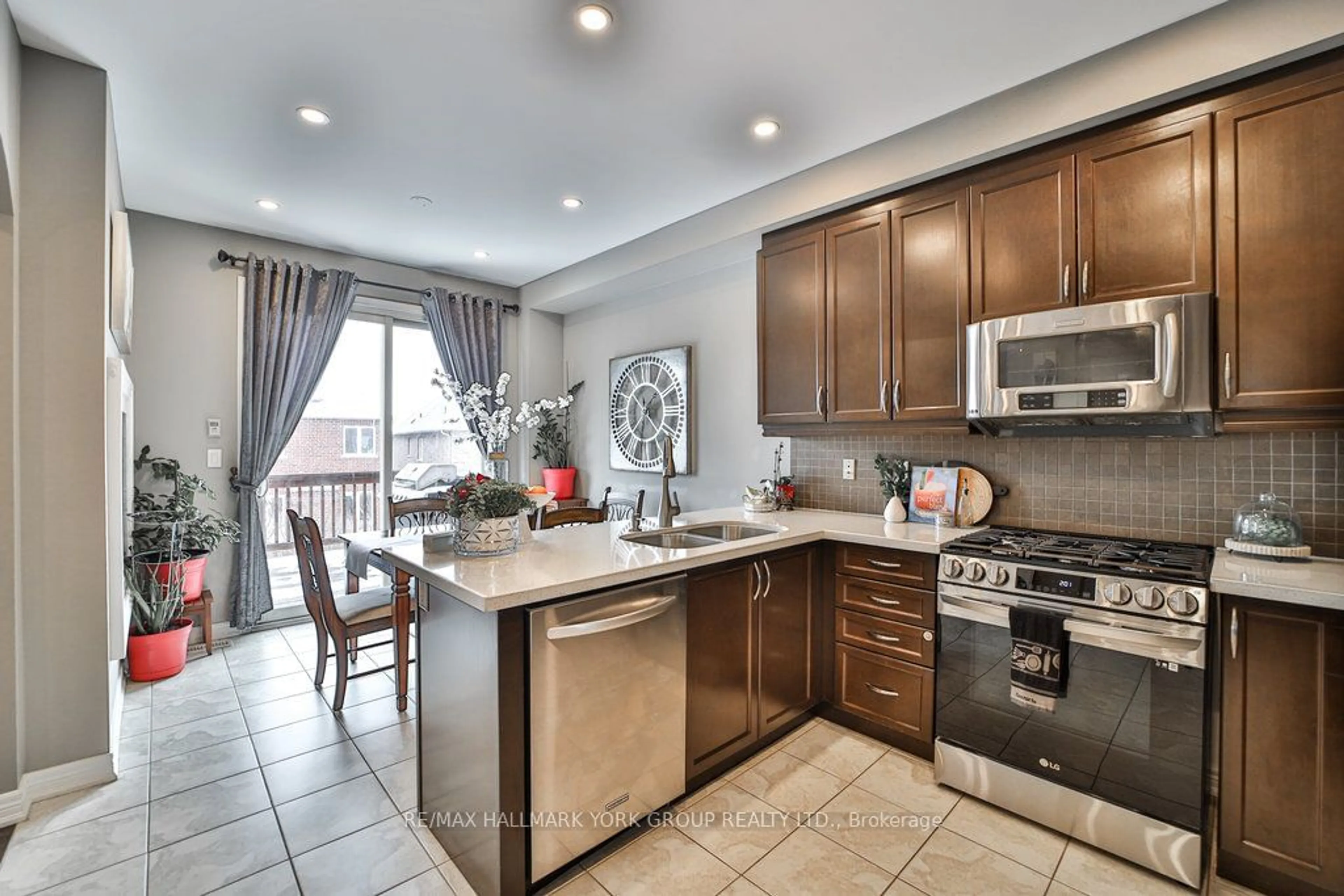 Open concept kitchen, ceramic/tile floor for 473 Kwapis Blvd, Newmarket Ontario L3X 3K5