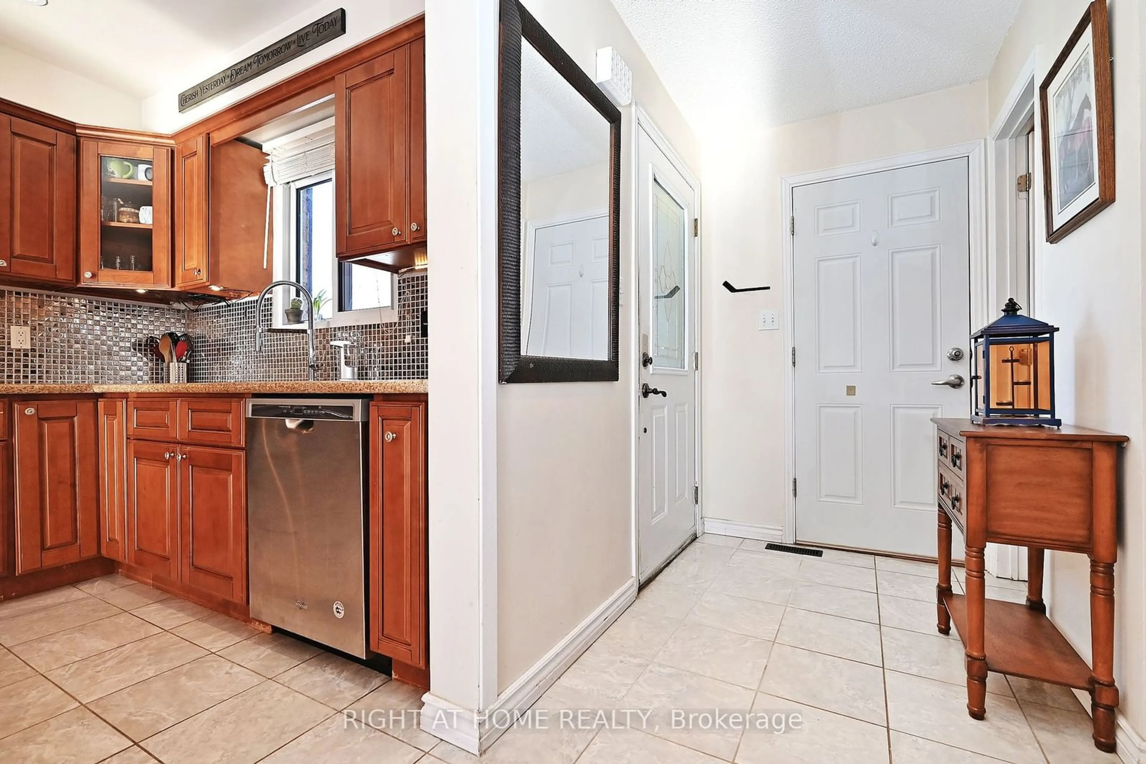 Standard kitchen, ceramic/tile floor for 93 Don Head Village Blvd, Richmond Hill Ontario L4C 7N1