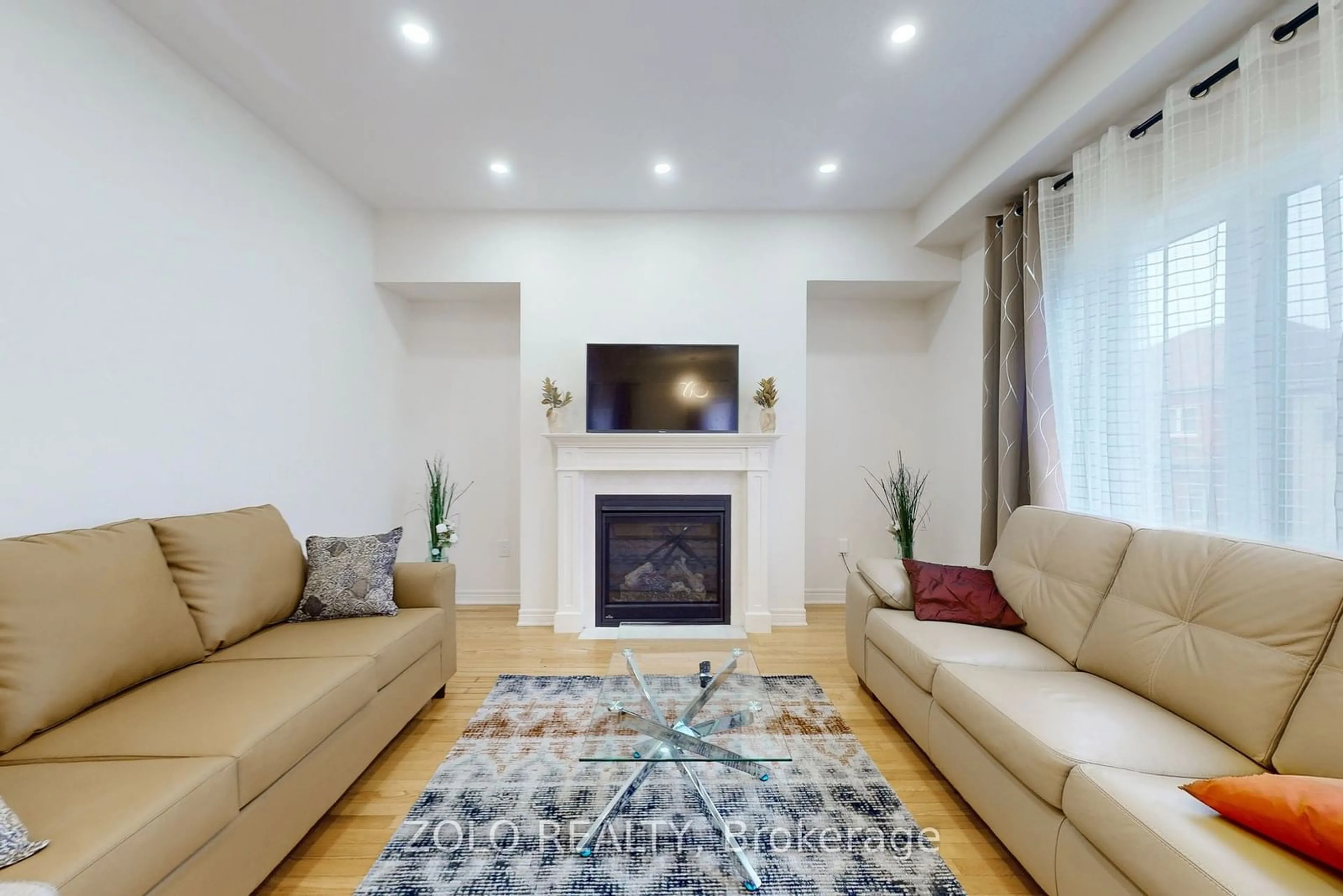 Living room with furniture, unknown for 42 Foxberry Rd, East Gwillimbury Ontario L9N 0P6