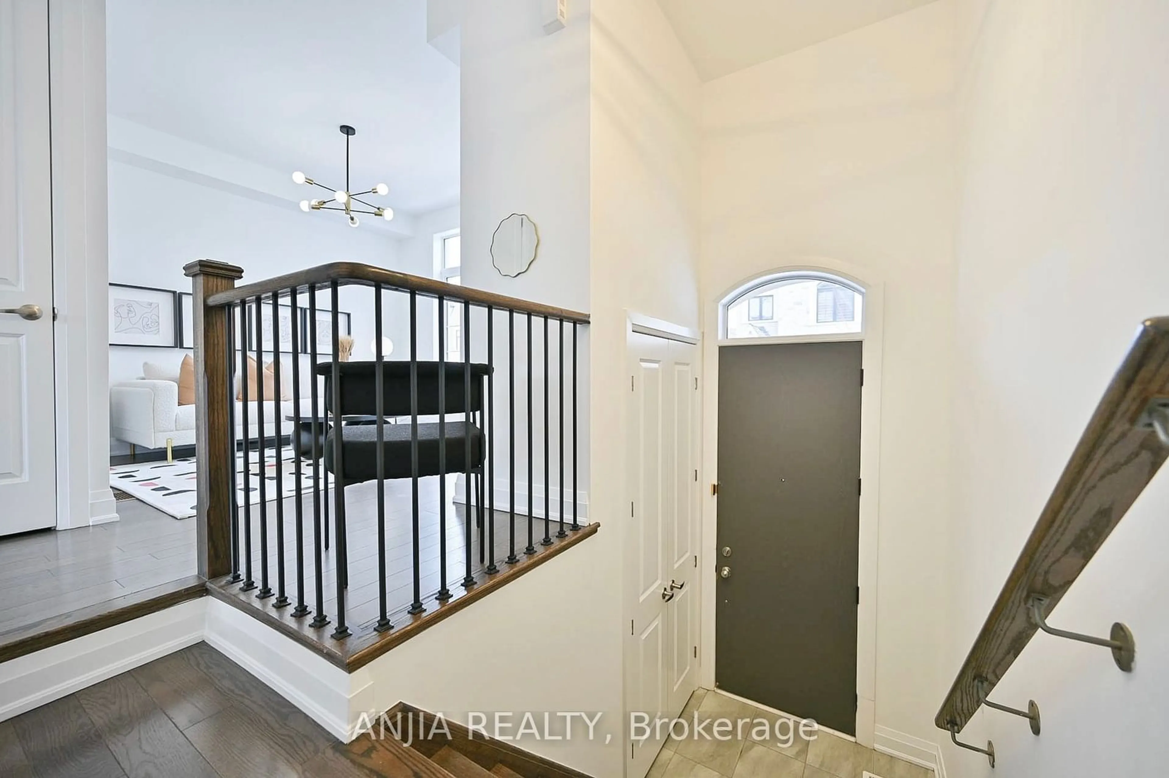 Indoor entryway for 64 Duncombe Lane, Richmond Hill Ontario L4C 0Z9