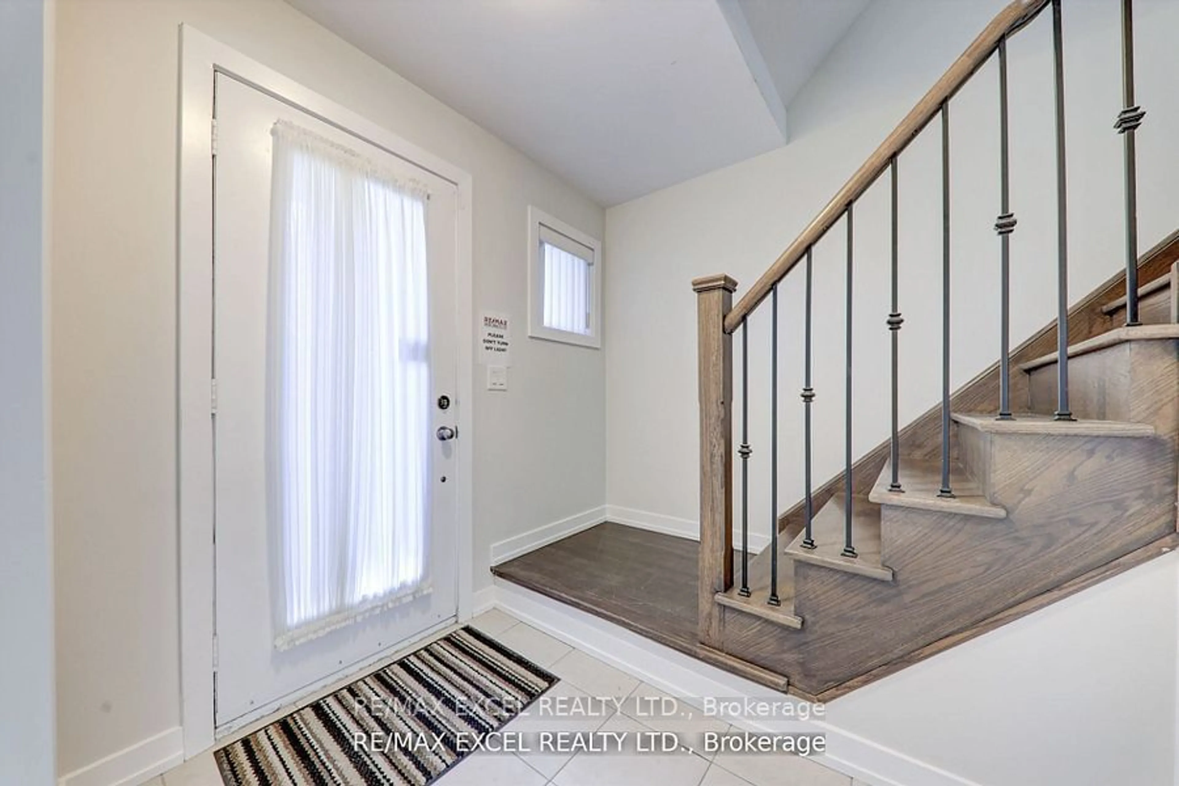 Indoor entryway for 55 Lindcrest Manr #1011, Markham Ontario L6B 1N3