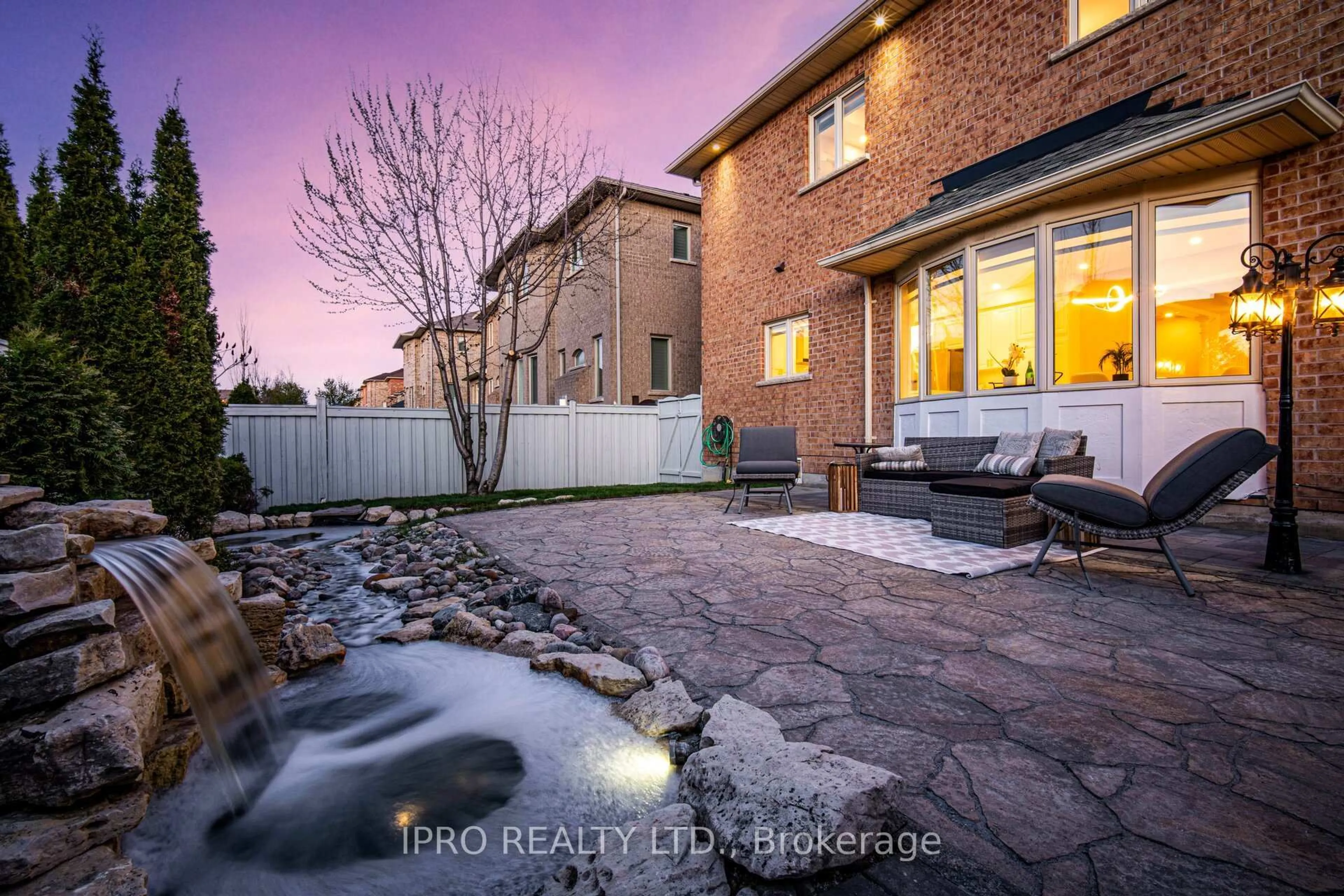Patio, street for 426 Maria Antonia Rd, Vaughan Ontario L4H 0X5