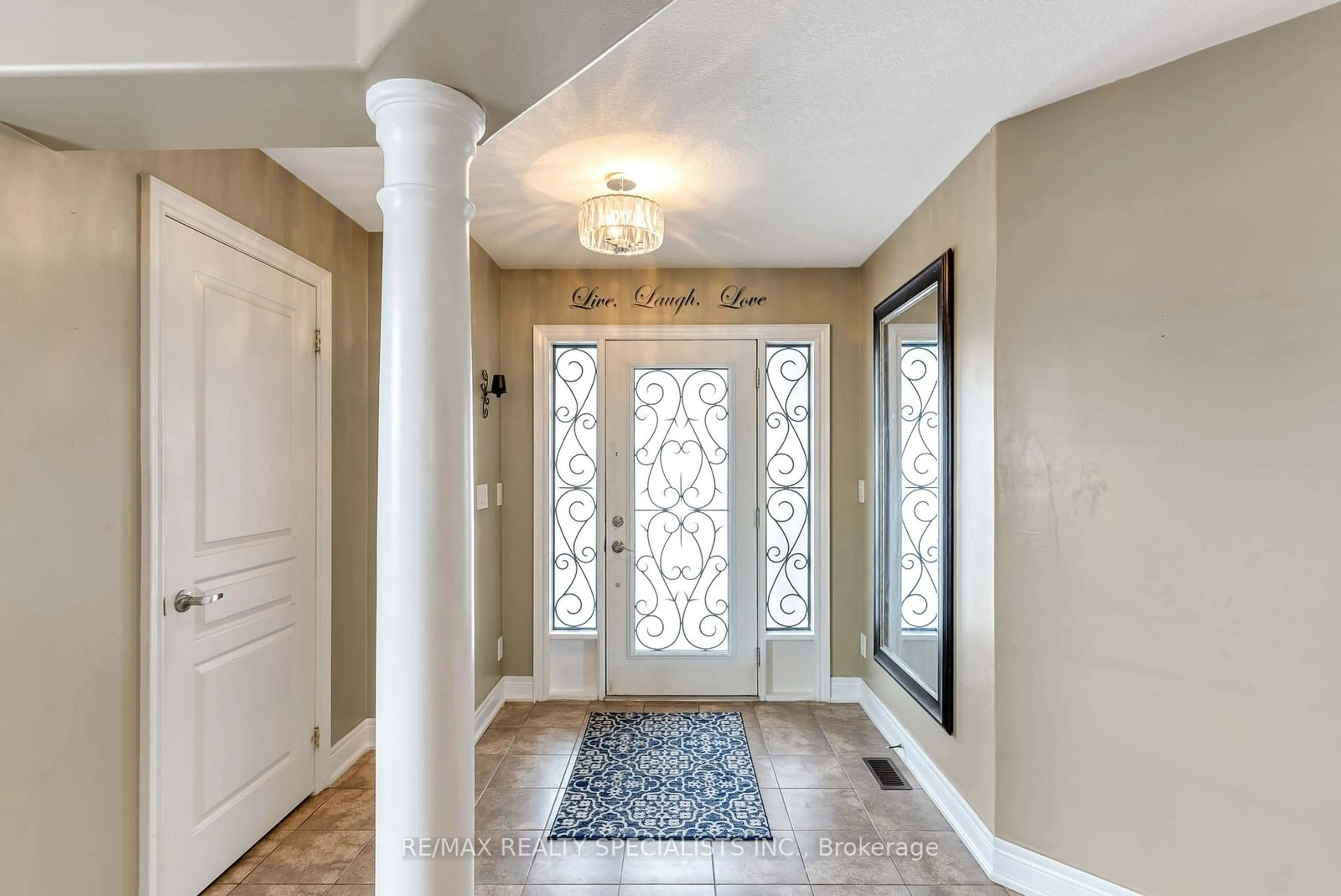 Indoor entryway for 48 Warman St, New Tecumseth Ontario L9R 0B9