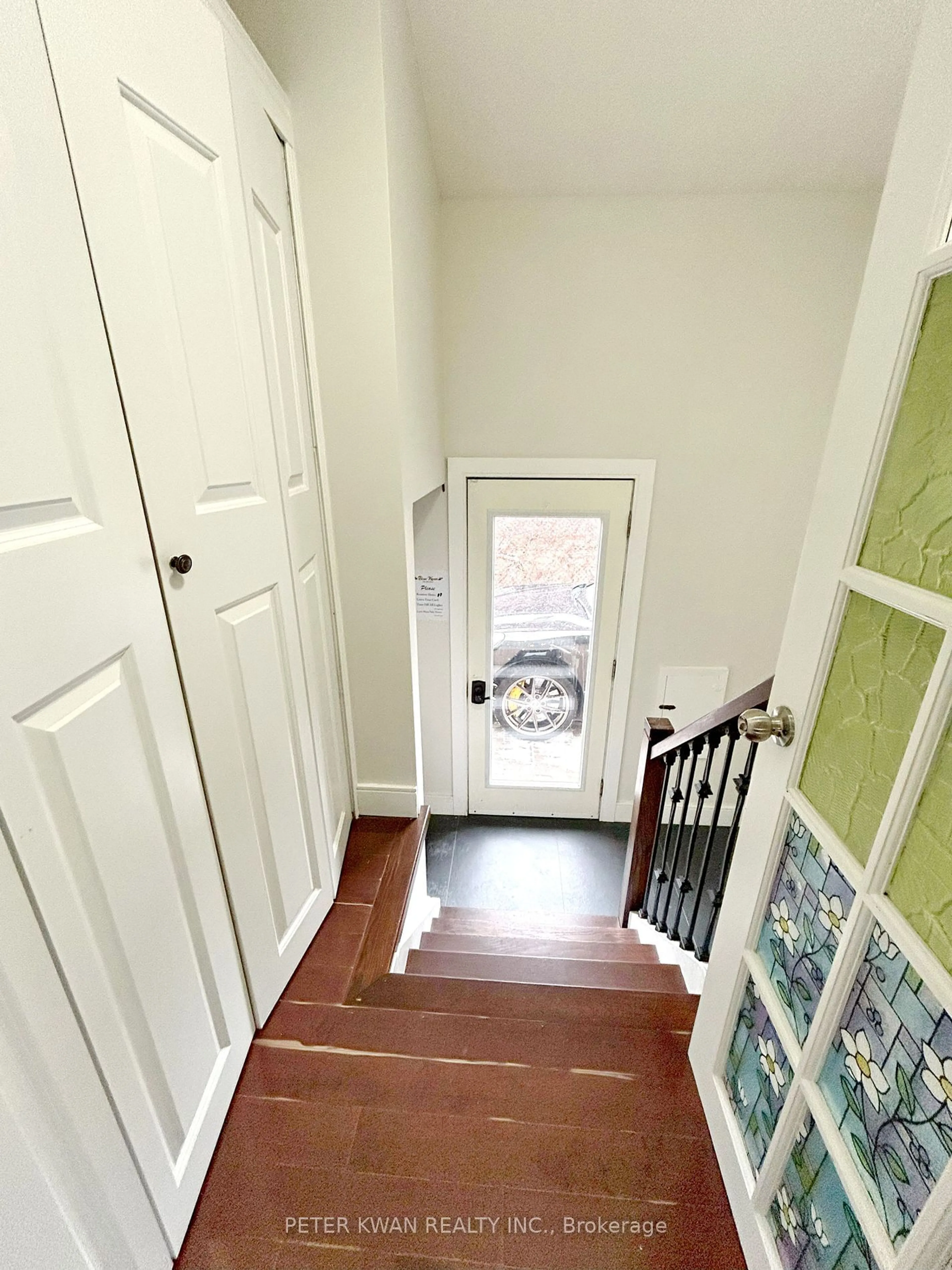 Indoor entryway for 166 Driscoll Rd, Richmond Hill Ontario L4C 4H7