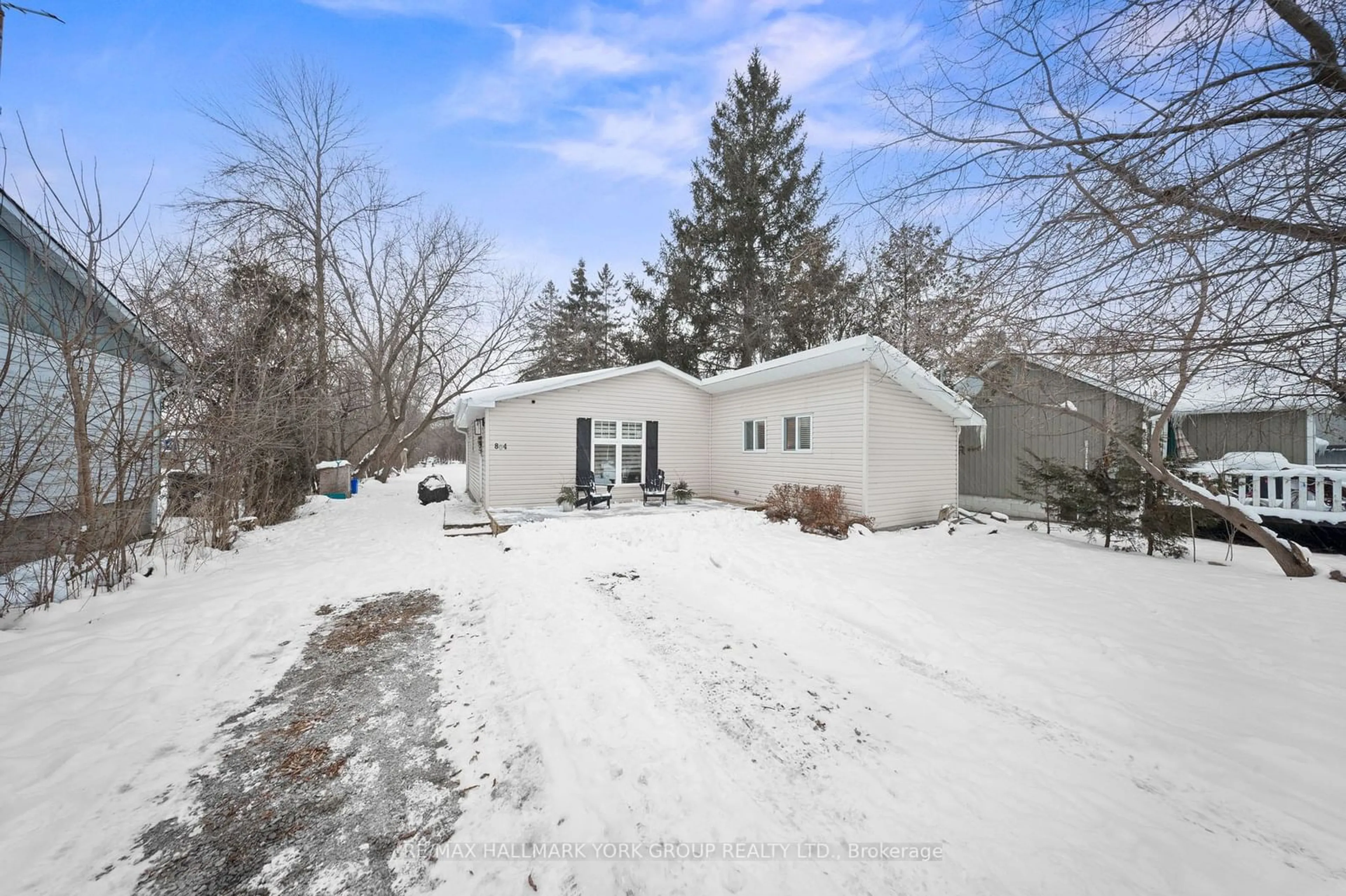 A pic from outside/outdoor area/front of a property/back of a property/a pic from drone, street for 804 Montsell Ave, Georgina Ontario L0E 1S0