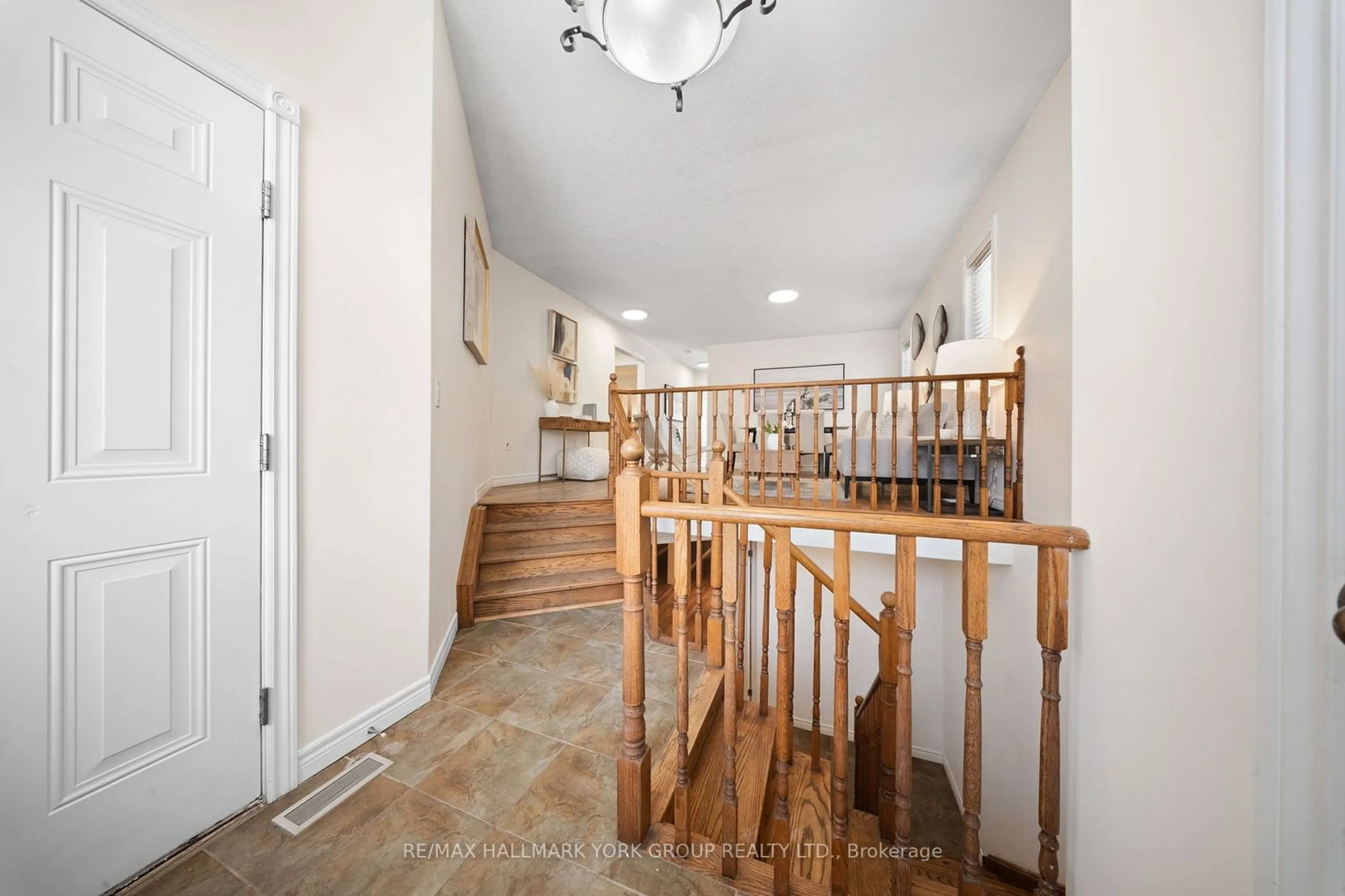 Indoor foyer for 153 Fairwood Dr, Georgina Ontario L4P 0B9