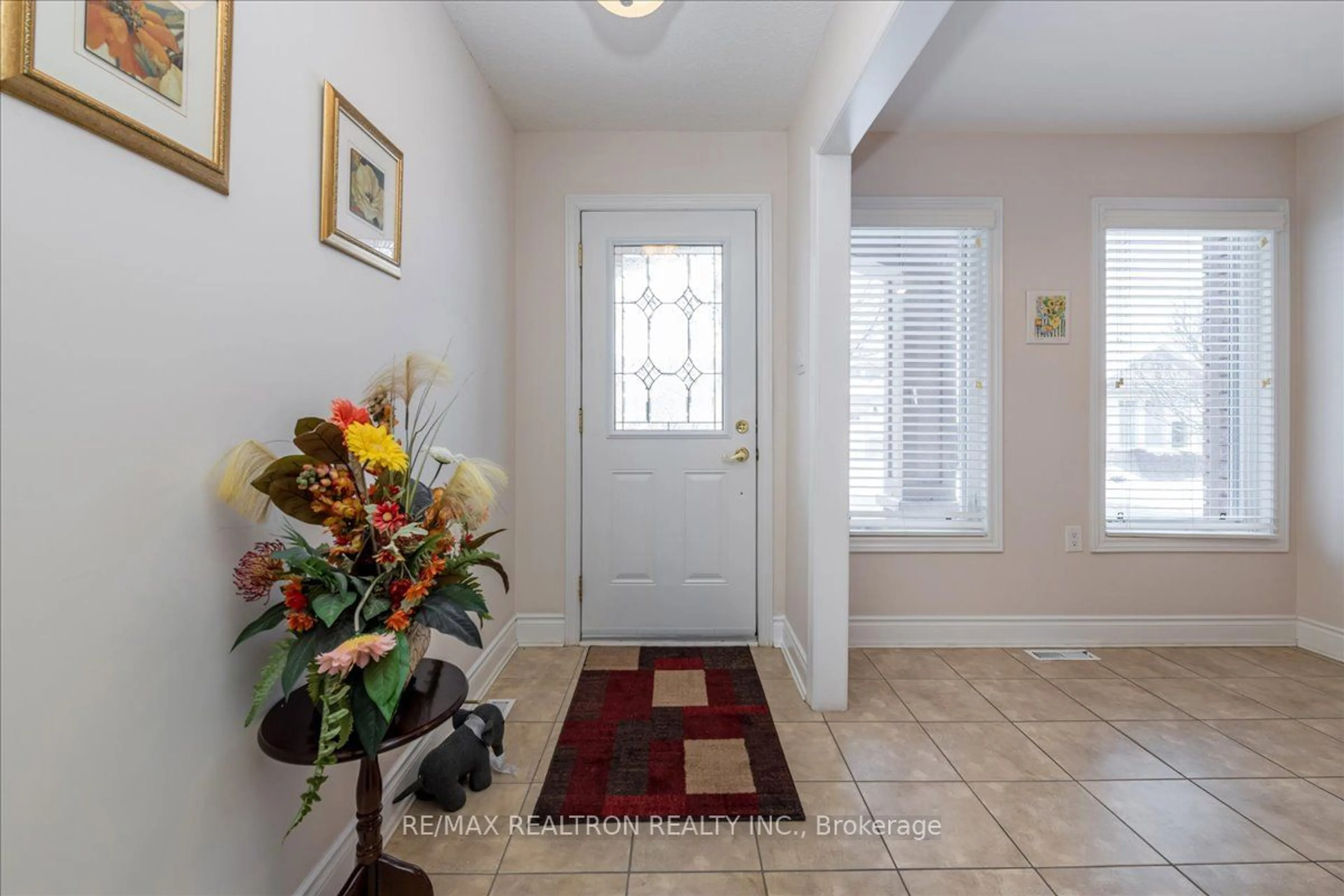 Indoor entryway for 15 Via Vistana Rd, New Tecumseth Ontario L9R 0C5