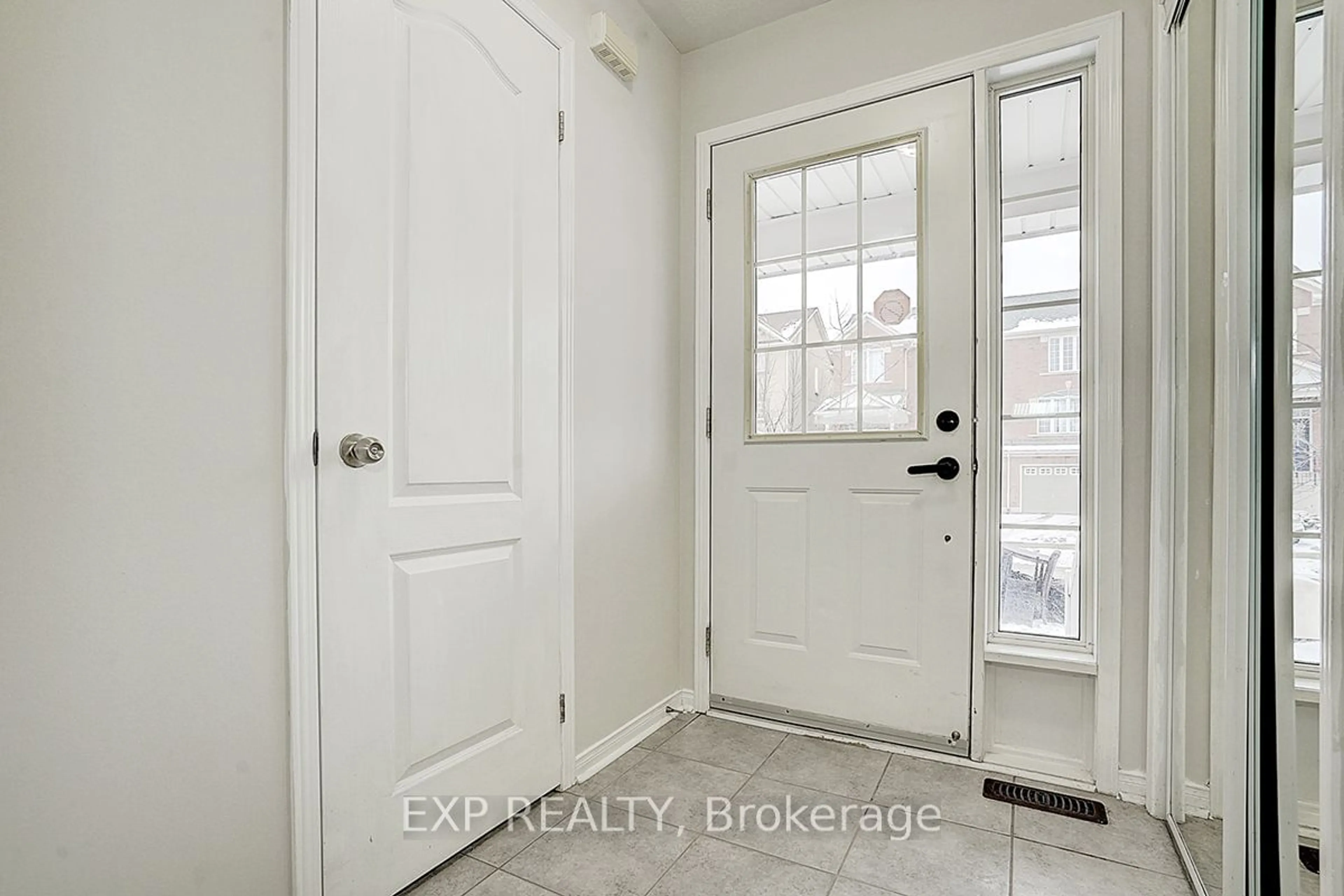 Indoor entryway for 166 Gail Parks Cres, Newmarket Ontario L3X 3C1