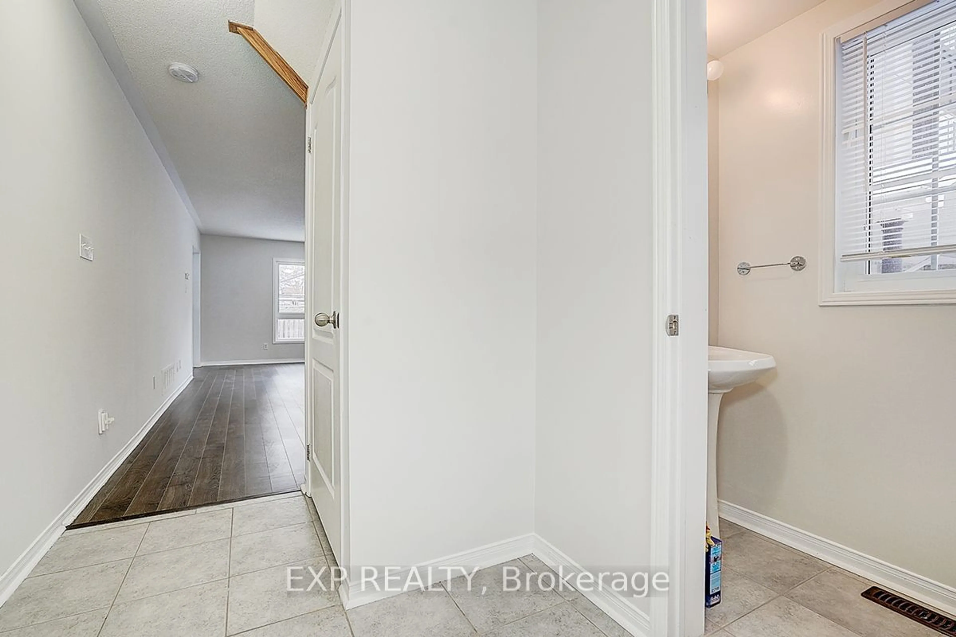 Indoor entryway for 166 Gail Parks Cres, Newmarket Ontario L3X 3C1