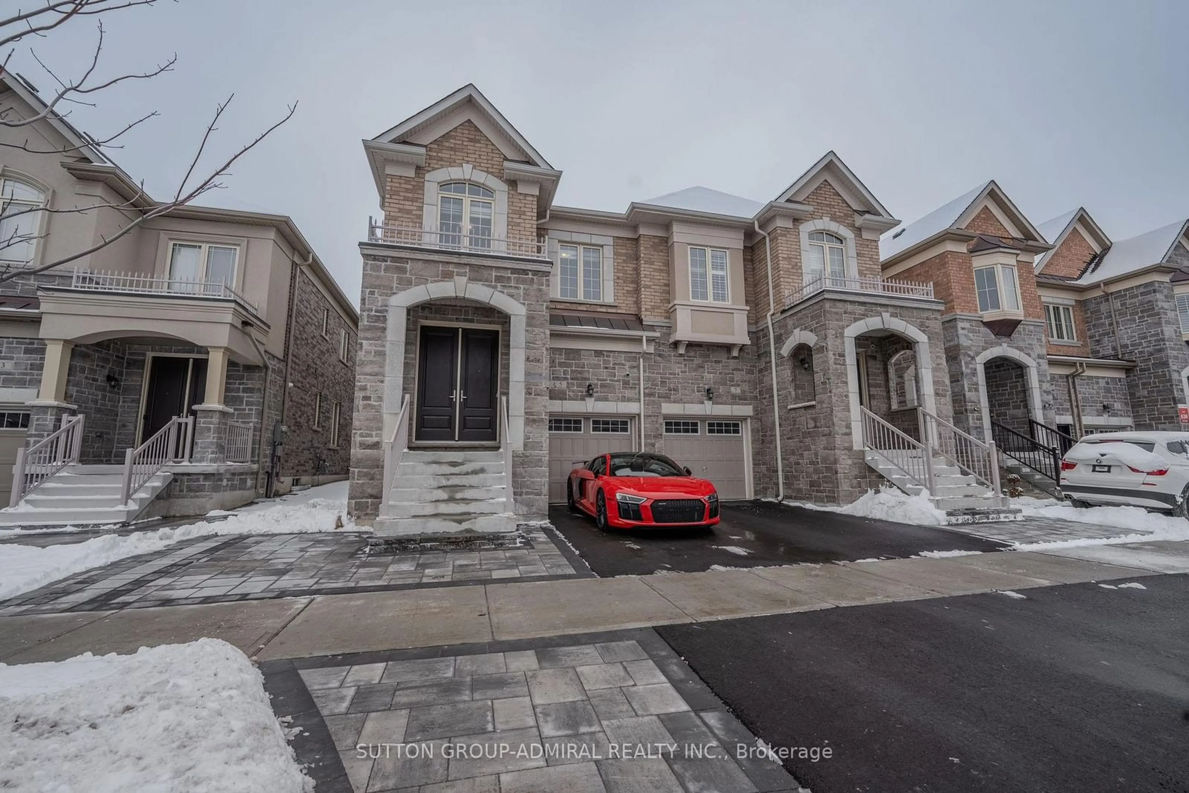 A pic from outside/outdoor area/front of a property/back of a property/a pic from drone, street for 5 Drizzel Cres, Richmond Hill Ontario L4E 1G7