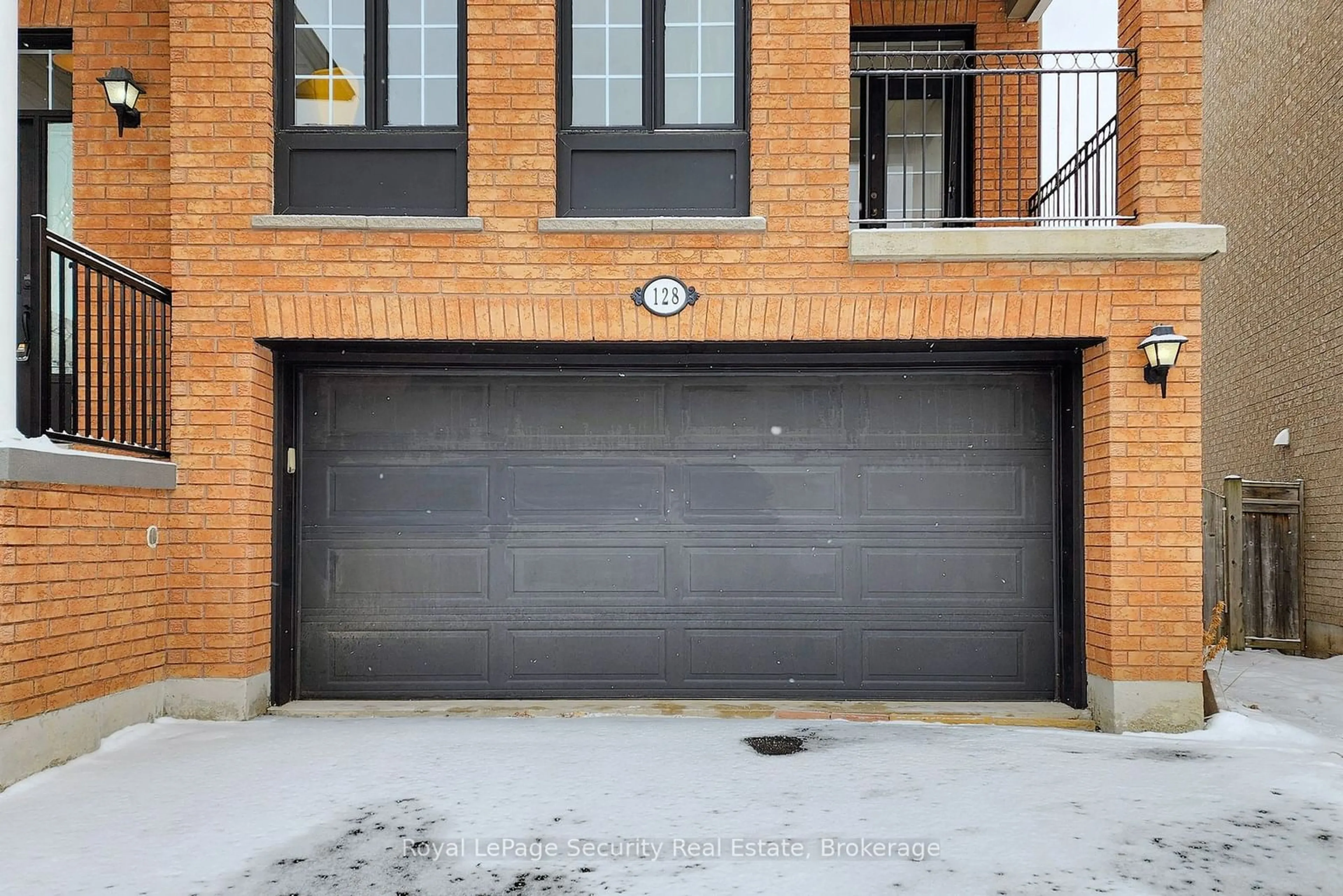 Indoor garage for 128 Daiseyfield Cres, Vaughan Ontario L4H 2T7