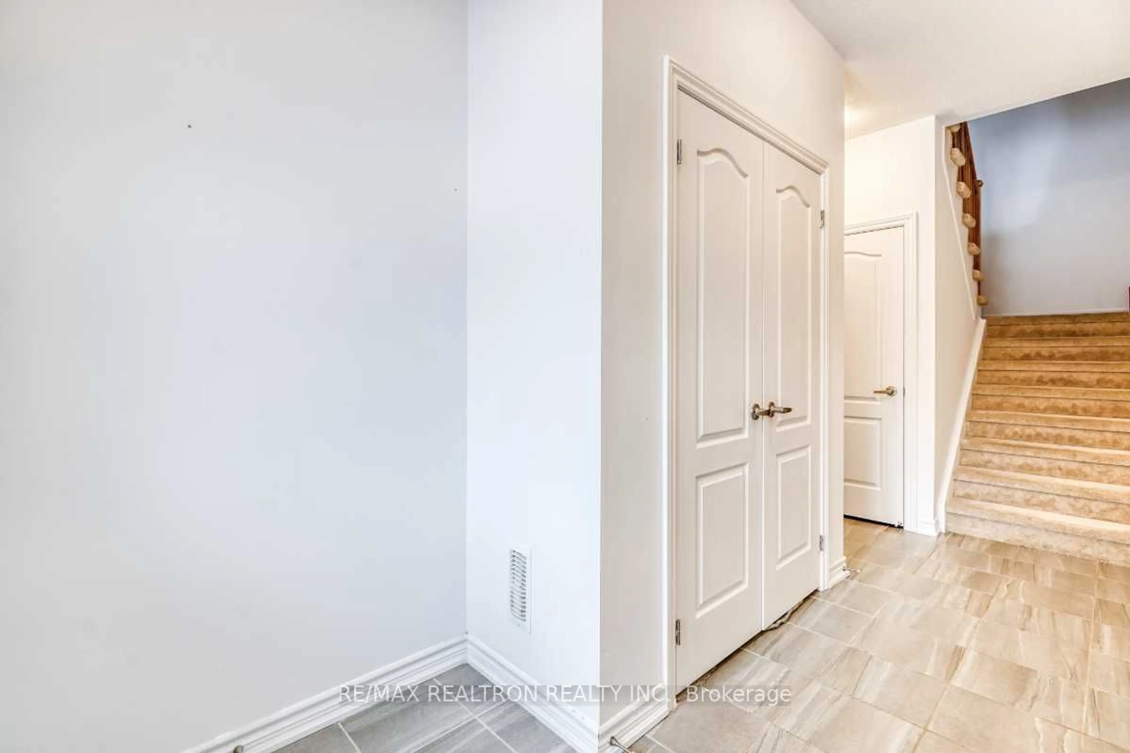 Indoor entryway for 38 Milson Cres, Essa Ontario L0M 1B5