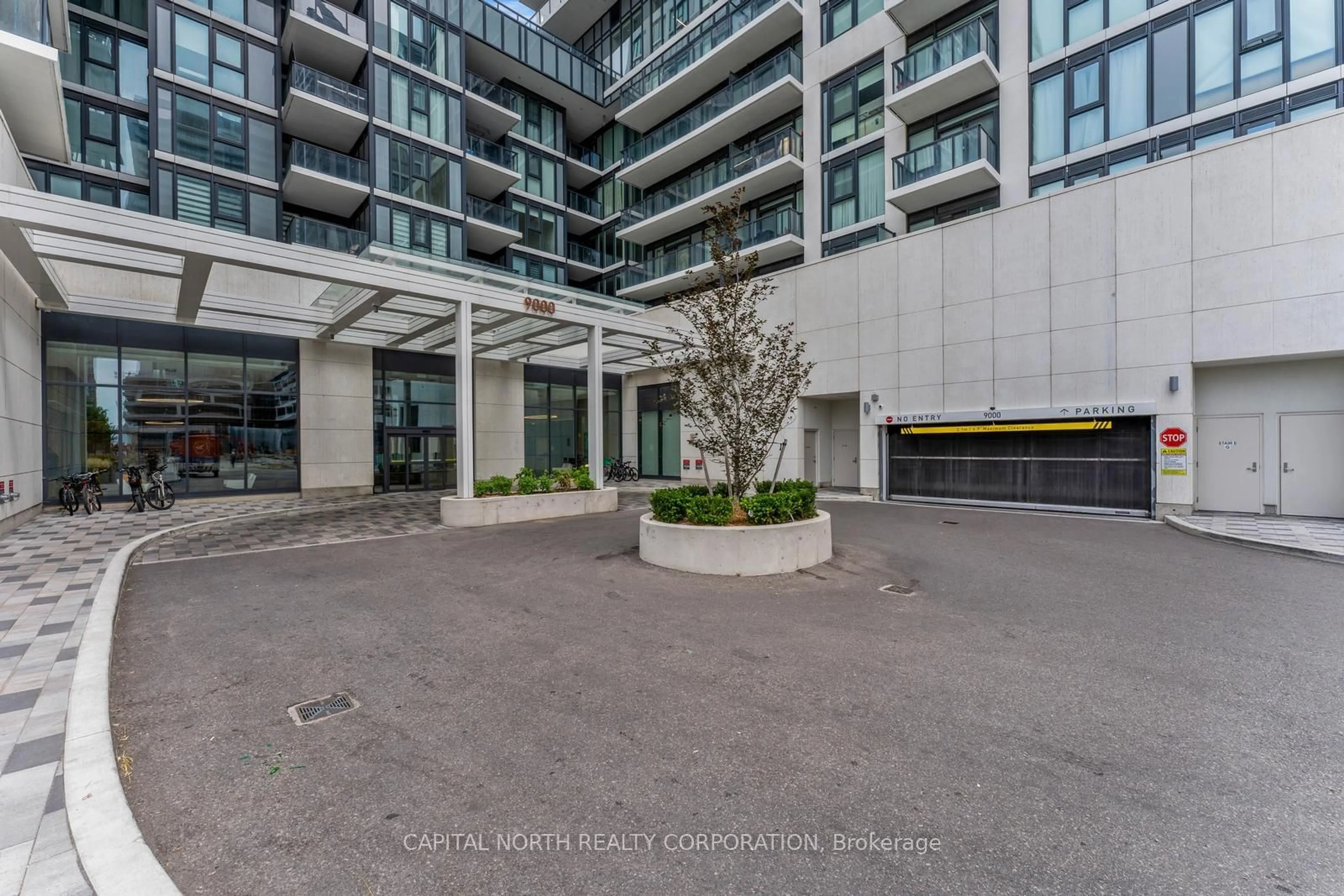 Indoor foyer for 9000 JANE St #1718, Vaughan Ontario L4K 0M6