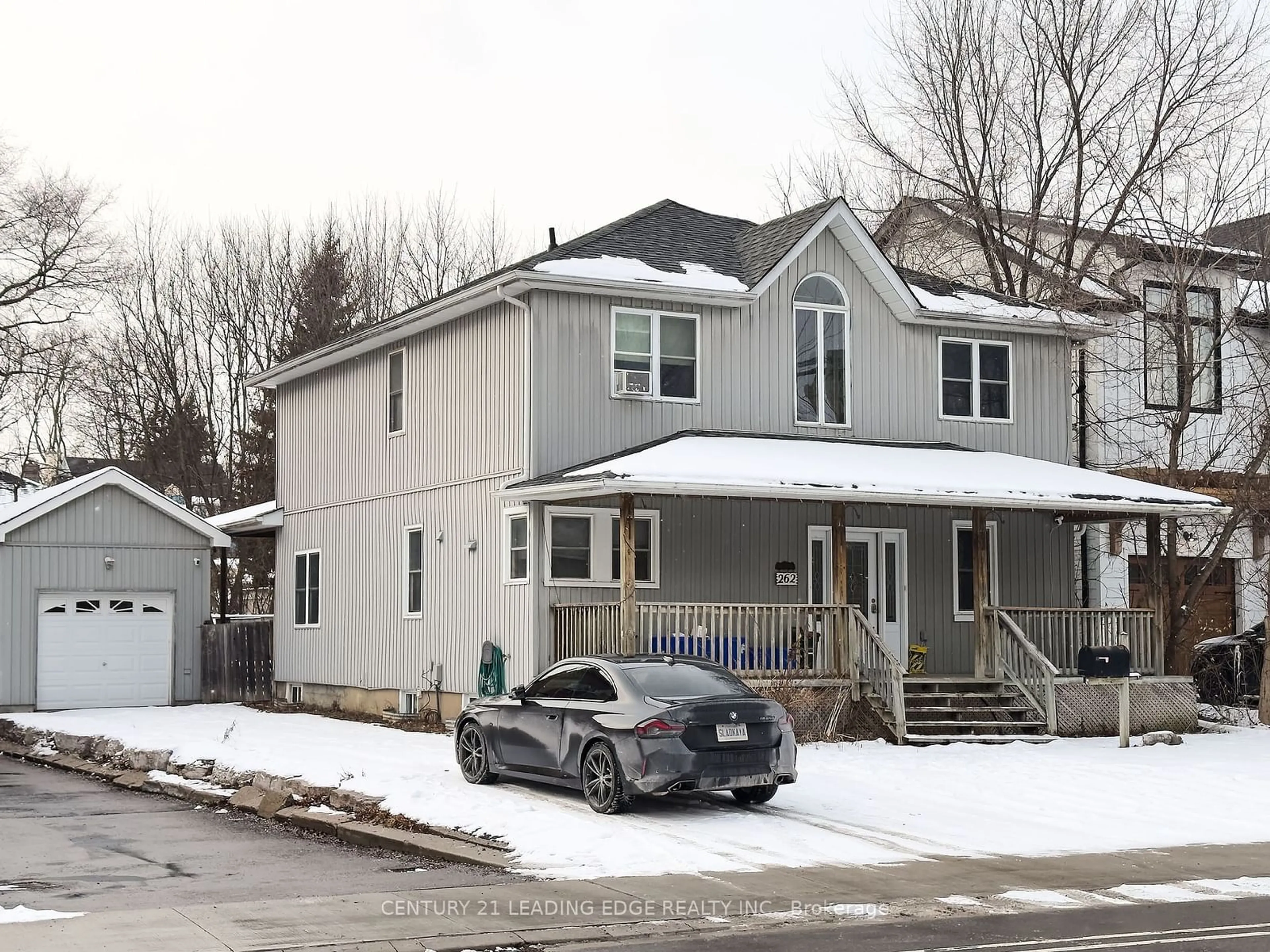 Home with vinyl exterior material, street for 262 Lorne Ave, Newmarket Ontario L3Y 4K4