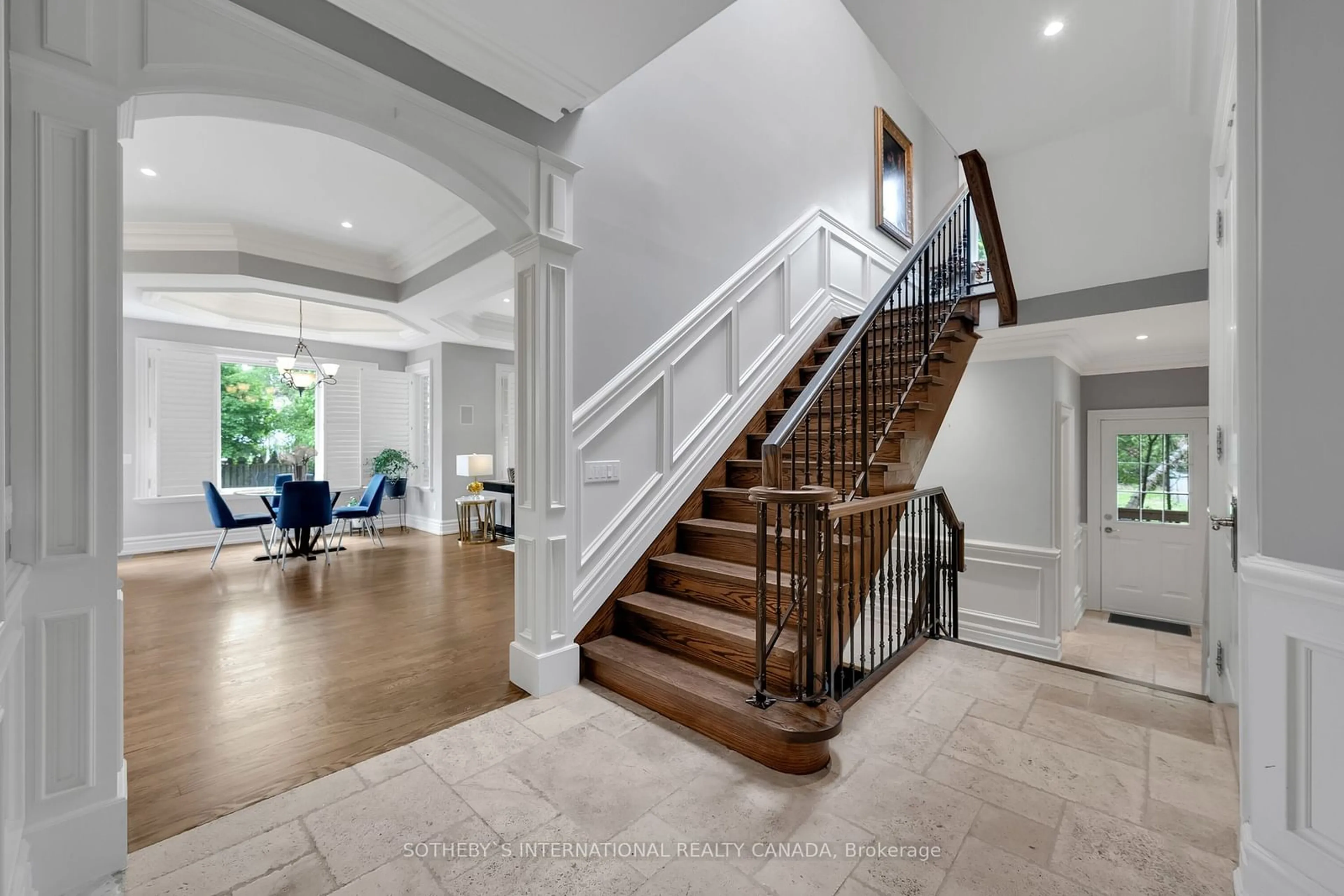 Indoor foyer for 75 John St, Markham Ontario L3T 1Y3