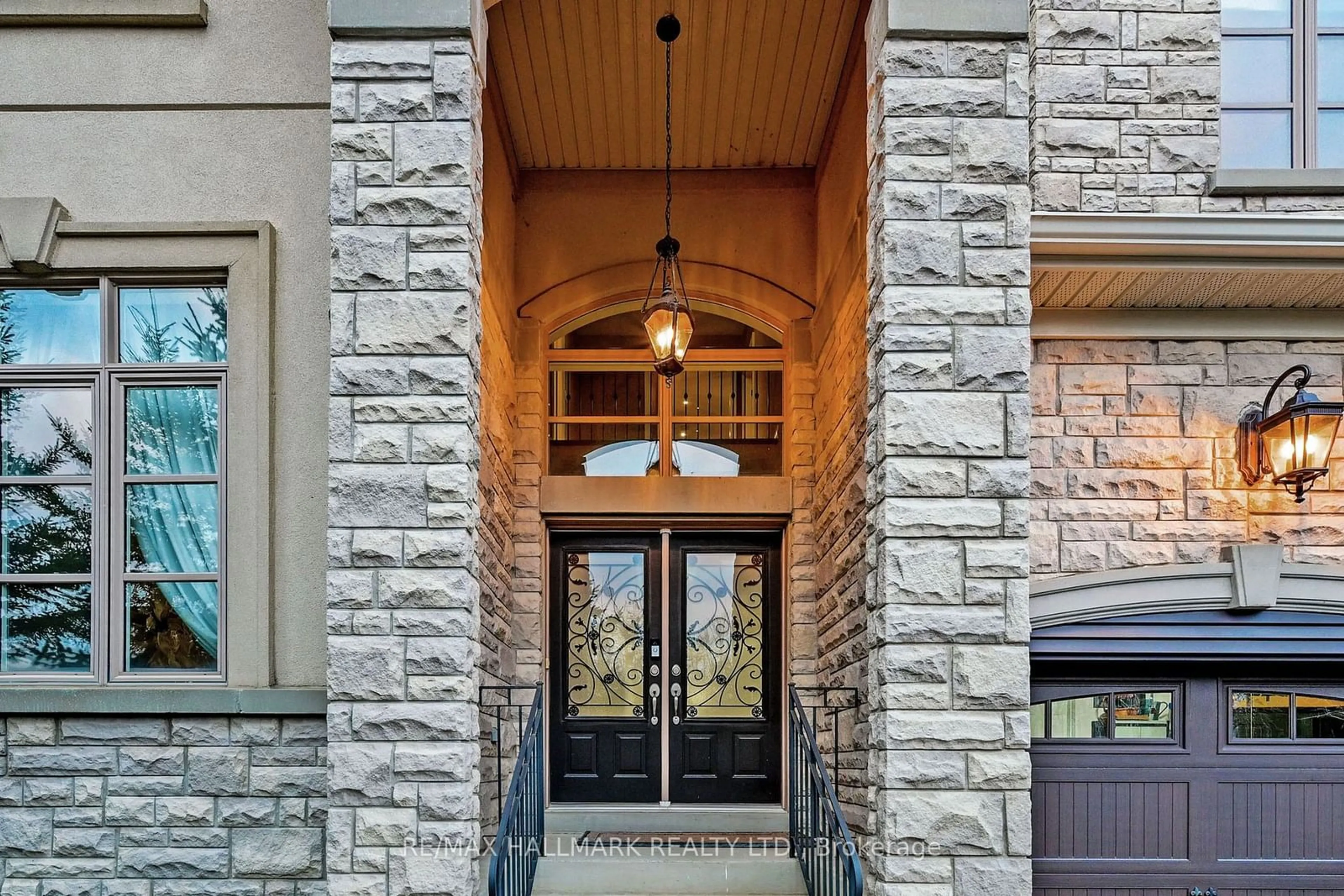 Indoor entryway for 350 Paradelle Dr, Richmond Hill Ontario L4E 4R6