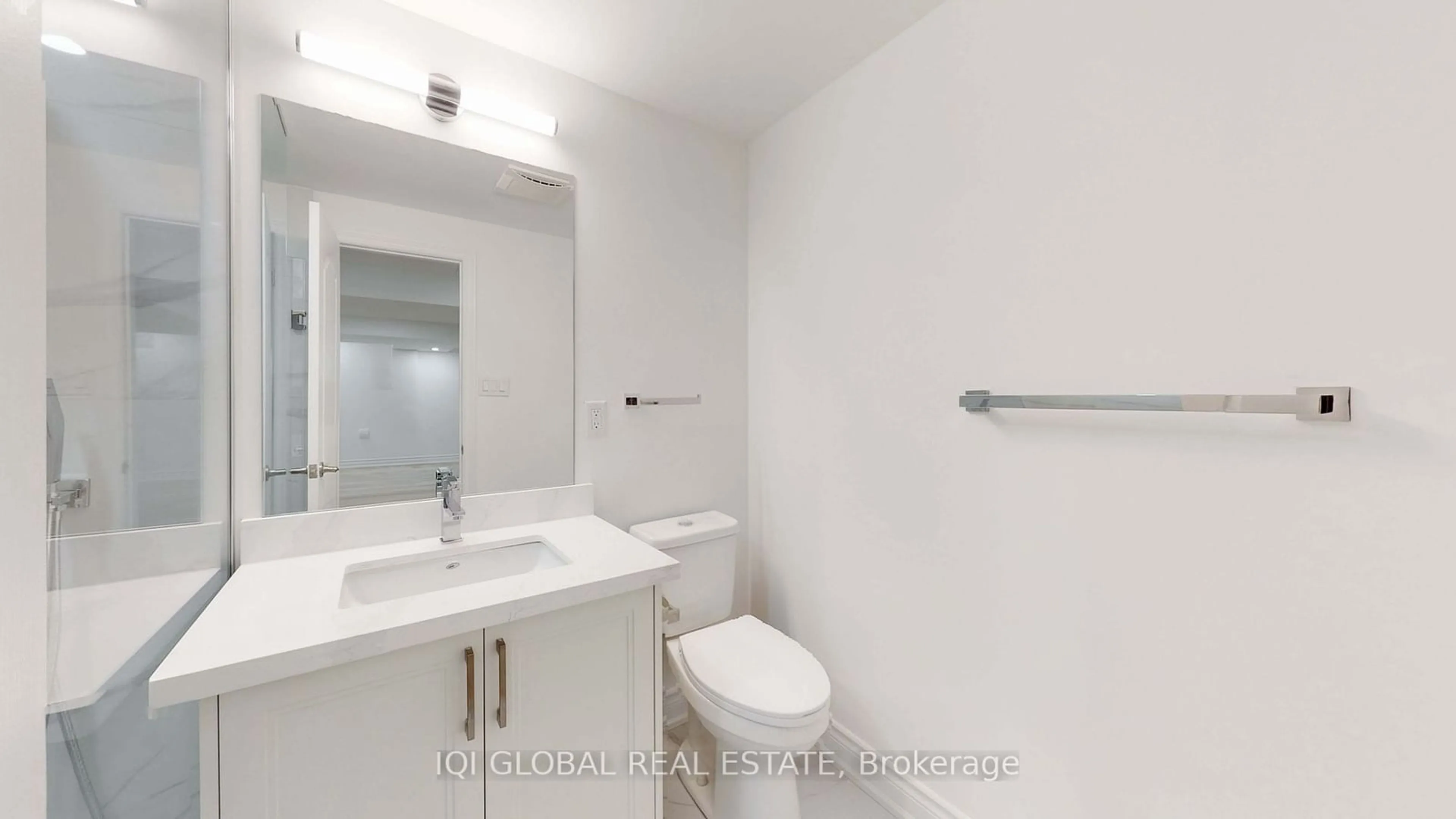 Standard bathroom, unknown for 77 Williamson Family Hllw, Newmarket Ontario L3X 3K2