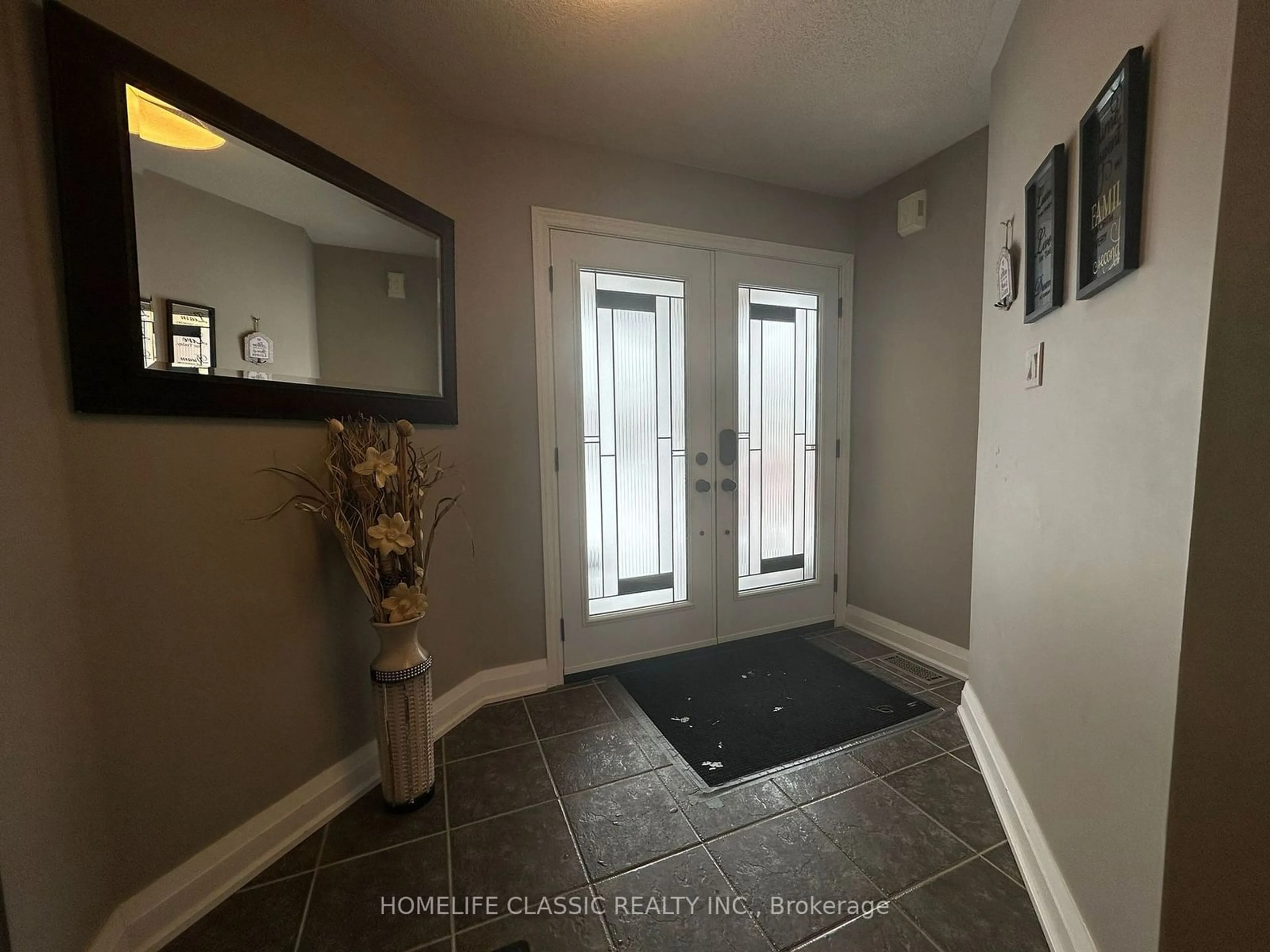 Indoor entryway for 11 Smith St, New Tecumseth Ontario L9R 1Z8